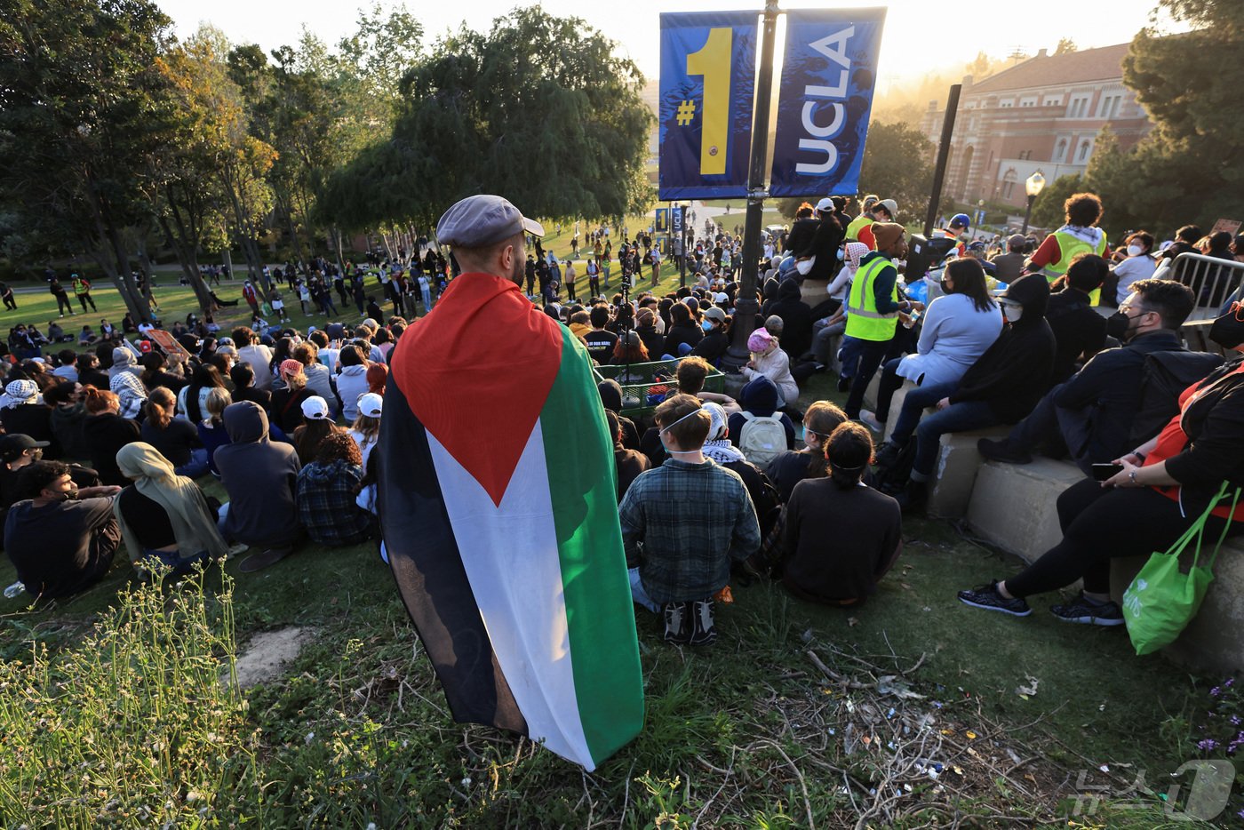 본문 이미지 - 미국 뉴욕 컬럼비아대에서 시작된 친(親)팔레스타인·가자전쟁 종전 시위가 미 전역의 대학가로 번진 가운데 1일(현지시간) 캘리포니아대 로스앤젤레스(UCLA) 캠퍼스 교정에서 학생들이 천막 농성을 벌이고 있다. 2024.05.01. ⓒ 로이터=뉴스1 ⓒ News1 김성식 기자
