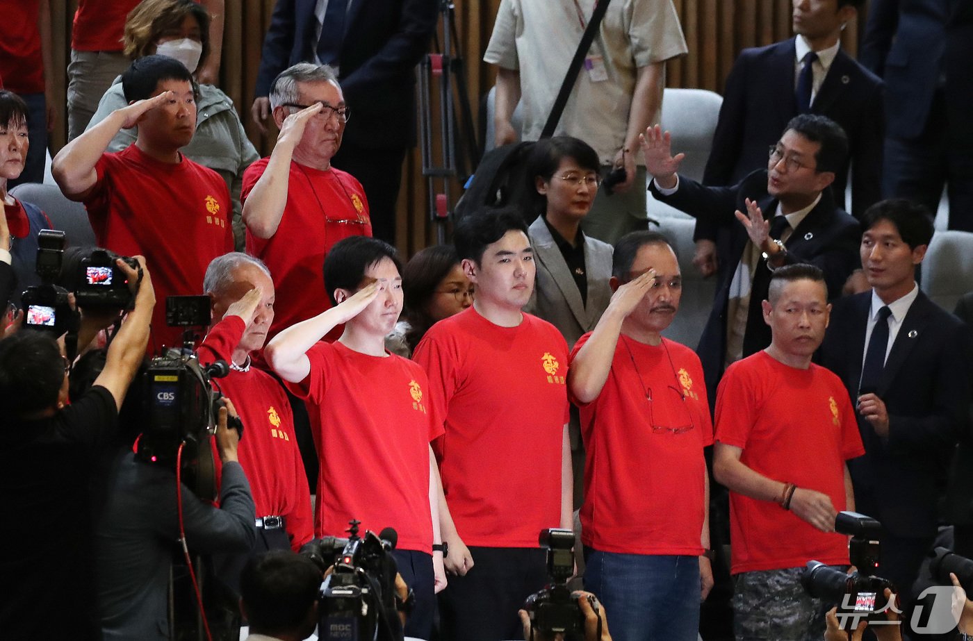 해병대 예비역연대 회원들이 2일 서울 여의도 국회에서 열린 제414회국회&#40;임시회&#41; 제1차 본회의에서 &#39;채상병특검법&#39;&#40;순직 해병수사 방해 및 사건 은폐 등의 진상규명을 위한 특별검사의 임명 등에 관한 법률안&#41;이 통과되자 경례를 하고 있다. 2024.5.2/뉴스1 ⓒ News1 임세영 기자