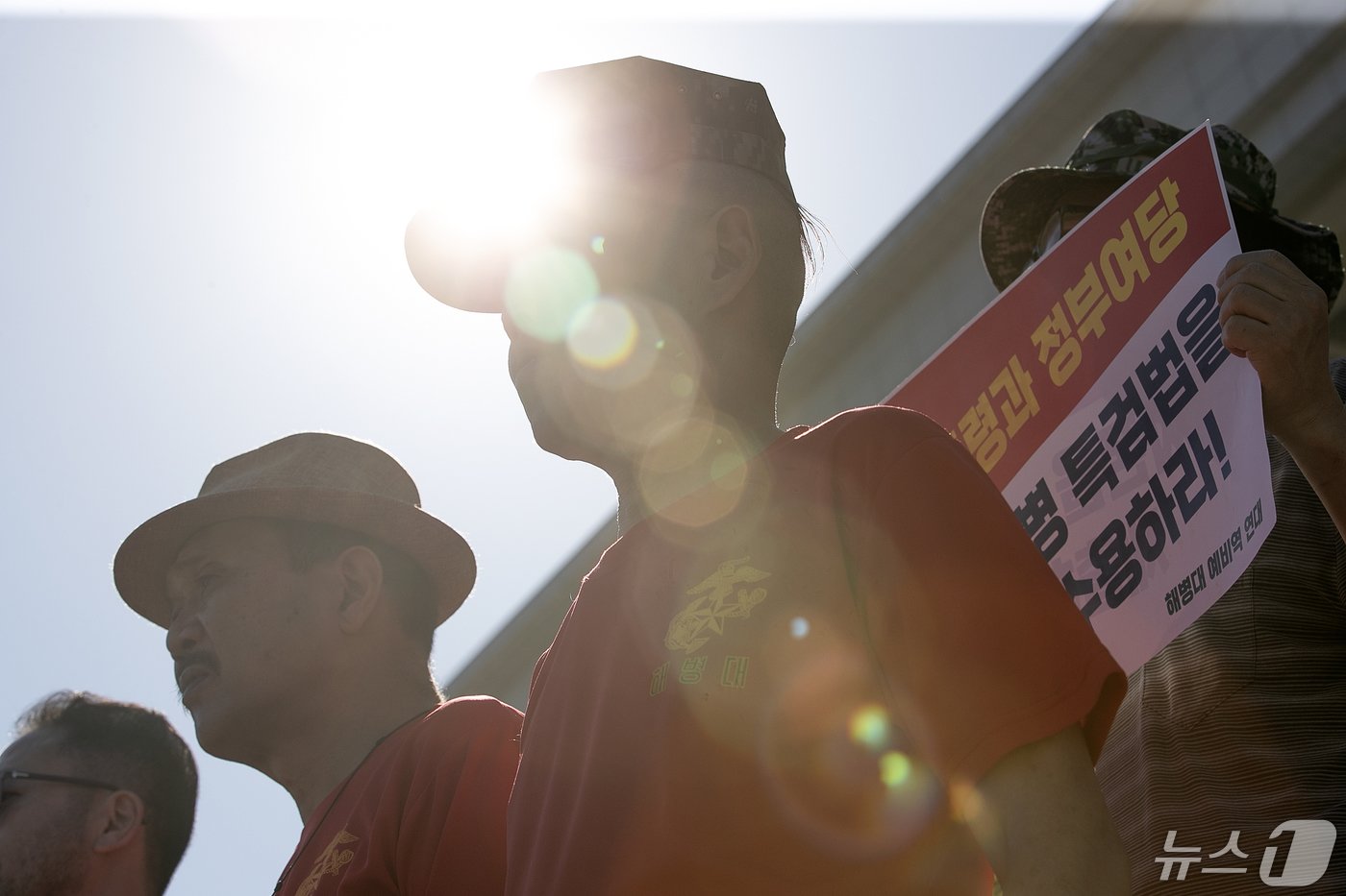 본문 이미지 - 해병대 예비역 연대 구성원 및 야당 의원들이 2일 오후 서울 여의도 국회 본청 앞에서 채 상병 특검법 거부권 행사 경고 기자회견을 하고 있다. 이날 국회에서 열린 본회의에서는 '순직 해병 수사 방해 및 사건 은폐 등의 진상규명을 위한 특별검사의 임명 등에 관한 법률안'이 야당 단독 표결로 통과됐다. 2024.5.2/뉴스1 ⓒ News1 이승배 기자