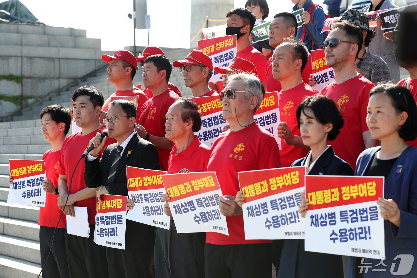 해병대 예비역 연대 구성원 및 야당 의원들이 2일 오후 서울 여의도 국회 본청 앞에서 채 상병 특검법 거부권 행사 경고 기자회견을 하고 있다. 이날 국회에서 열린 본회의에서는 &#39;순직 해병 수사 방해 및 사건 은폐 등의 진상규명을 위한 특별검사의 임명 등에 관한 법률안&#39;이 야당 단독 표결로 통과됐다. 2024.5.2/뉴스1 ⓒ News1 이승배 기자