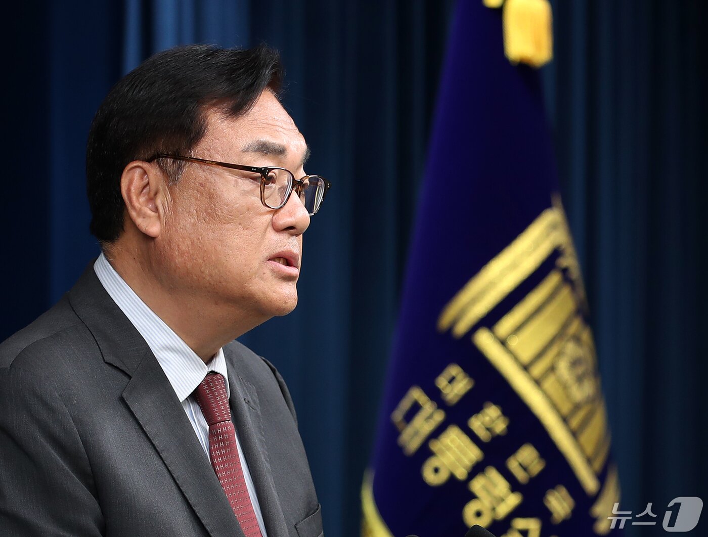 본문 이미지 - 정진석 대통령 비서실장이 2일 오후 용산 대통령실 청사에서 '채상병 특검법' 본회의 통과와 관련한 브리핑을 하고 있다. 2024.5.2/뉴스1 ⓒ News1 오대일 기자