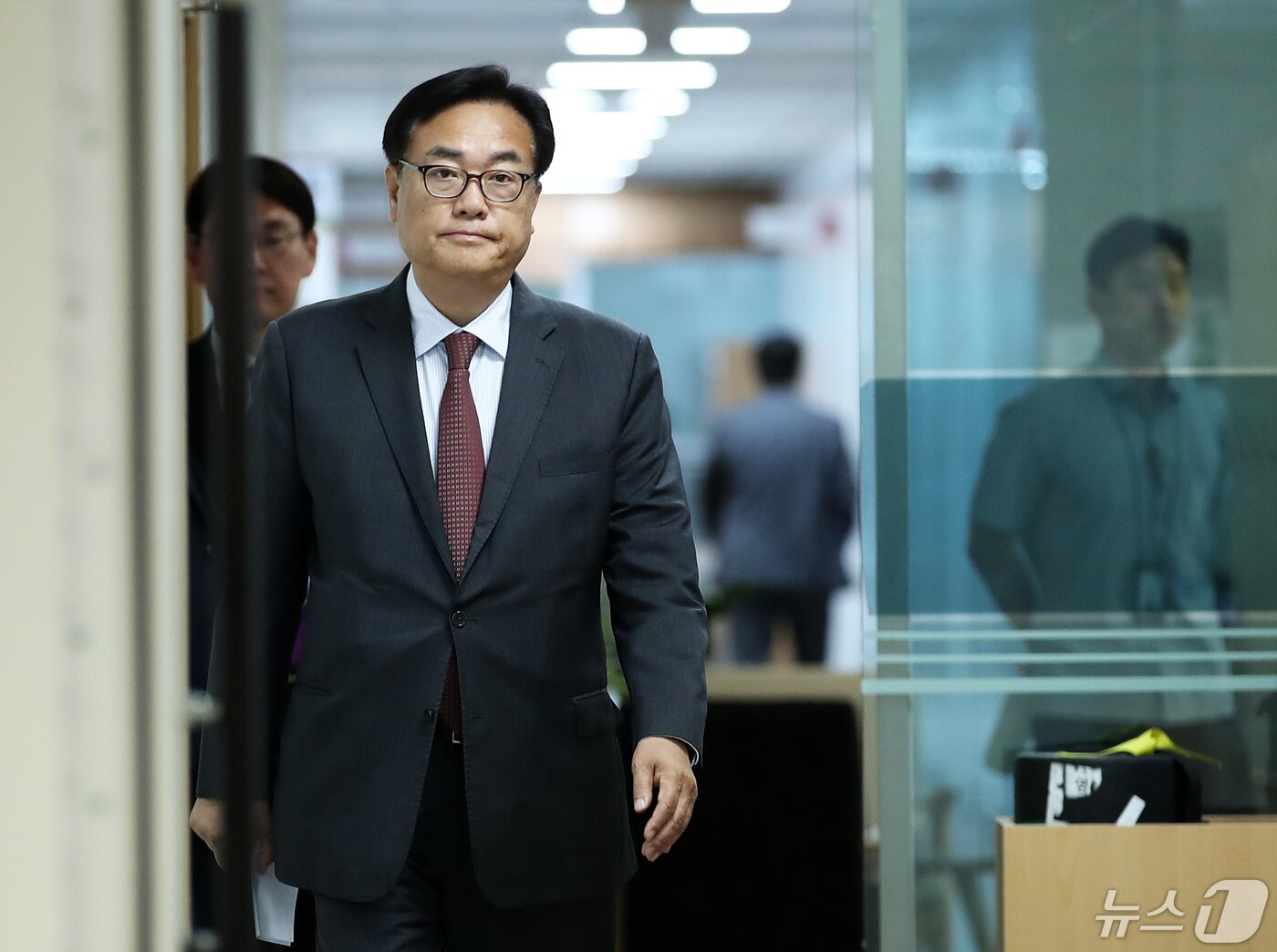 본문 이미지 - 정진석 대통령 비서실장이 2일 오후 용산 대통령실 청사에서 '채상병 특검법' 본회의 통과와 관련한 브리핑을 하기 위해 입장하고 있다. 2024.5.2/뉴스1 ⓒ News1 오대일 기자