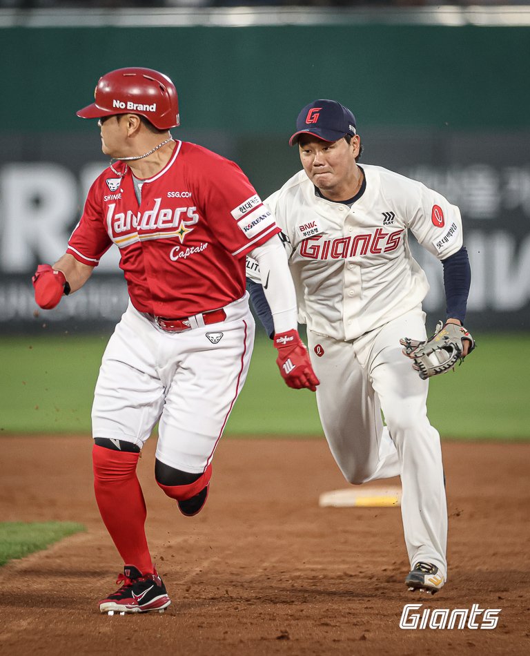 본문 이미지 - 손호영(오른쪽)은 롯데 자이언츠 유니폼을 입은 뒤 야구 인생의 꽃을 피우고 있다. (롯데 자이언츠 제공)