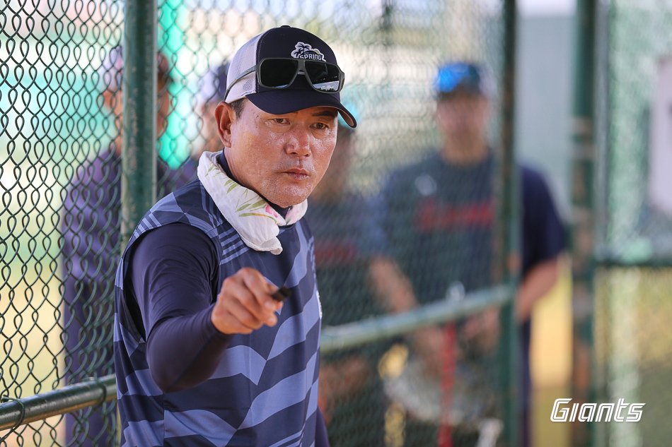 본문 이미지 - 김민호 롯데 자이언츠 수비코치. (롯데 자이언츠 제공)