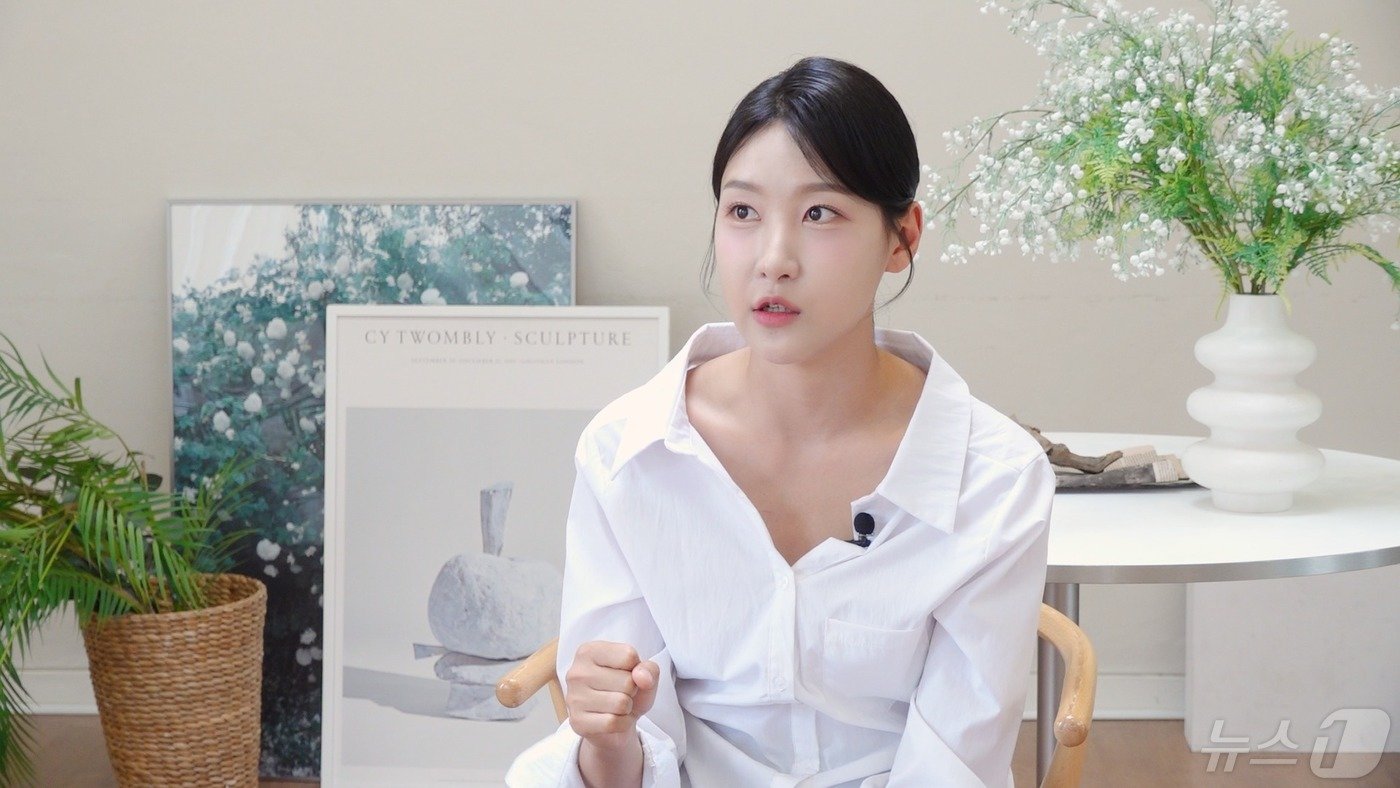 본문 이미지 - '순간을 산다' 저자 우희준 씨가 뉴스1과 인터뷰 하고 있다.