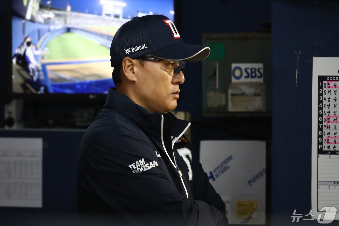 본문 이미지 - 2일 서울 잠실야구장에서 열린 프로야구 2024 신한 SOL Bank KBO리그 삼성 라이온즈와 두산 베어스의 경기, 이승엽 두산 감독이 경기를 지켜보고 있다.2024.5.2/뉴스1 ⓒ News1 이광호 기자