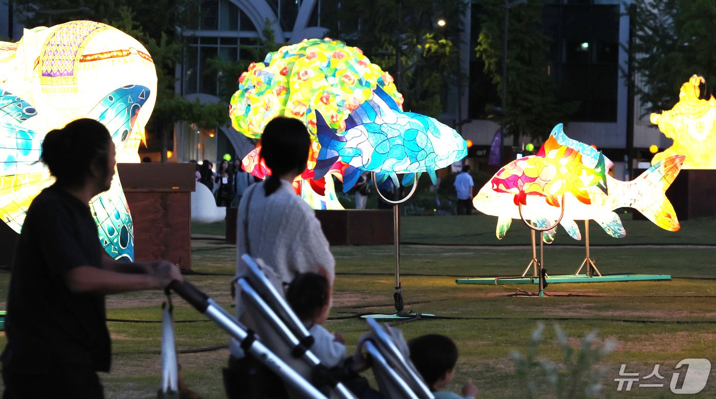 본문 이미지 - 부처님 오신 날을 앞둔 2일 저녁 서울 종로구 열린송현녹지광장에 대한불교조계종의 전통등 전시회 일환으로 설치된 연등이 환하게 불을 밝히고 있다. 2024.5.2/뉴스1 ⓒ News1 이동해 기자