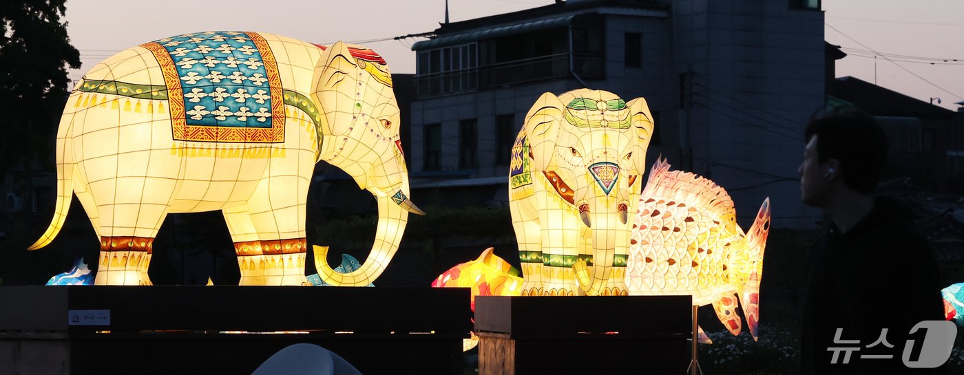 본문 이미지 - 부처님 오신 날을 앞둔 2일 저녁 서울 종로구 열린송현녹지광장에 대한불교조계종의 전통등 전시회 일환으로 설치된 연등이 환하게 불을 밝히고 있다. 2024.5.2/뉴스1 ⓒ News1 이동해 기자
