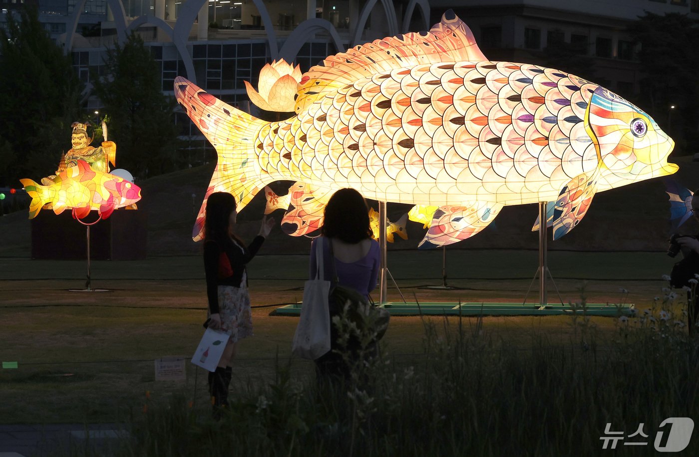본문 이미지 - 부처님 오신 날을 앞둔 2일 저녁 서울 종로구 열린송현녹지광장에 대한불교조계종의 전통등 전시회 일환으로 설치된 연등이 환하게 불을 밝히고 있다. 2024.5.2/뉴스1 ⓒ News1 이동해 기자