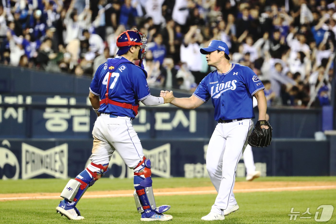 본문 이미지 - 2일 서울 잠실야구장에서 열린 프로야구 2024 신한 SOL Bank KBO리그 삼성 라이온즈와 두산 베어스의 경기, 삼성 마무리 오승환과 포수 강민호가 4대 2로 승리를 확정짓자 기쁨을 나누고 있다. 2024.5.2/뉴스1 ⓒ News1 이광호 기자