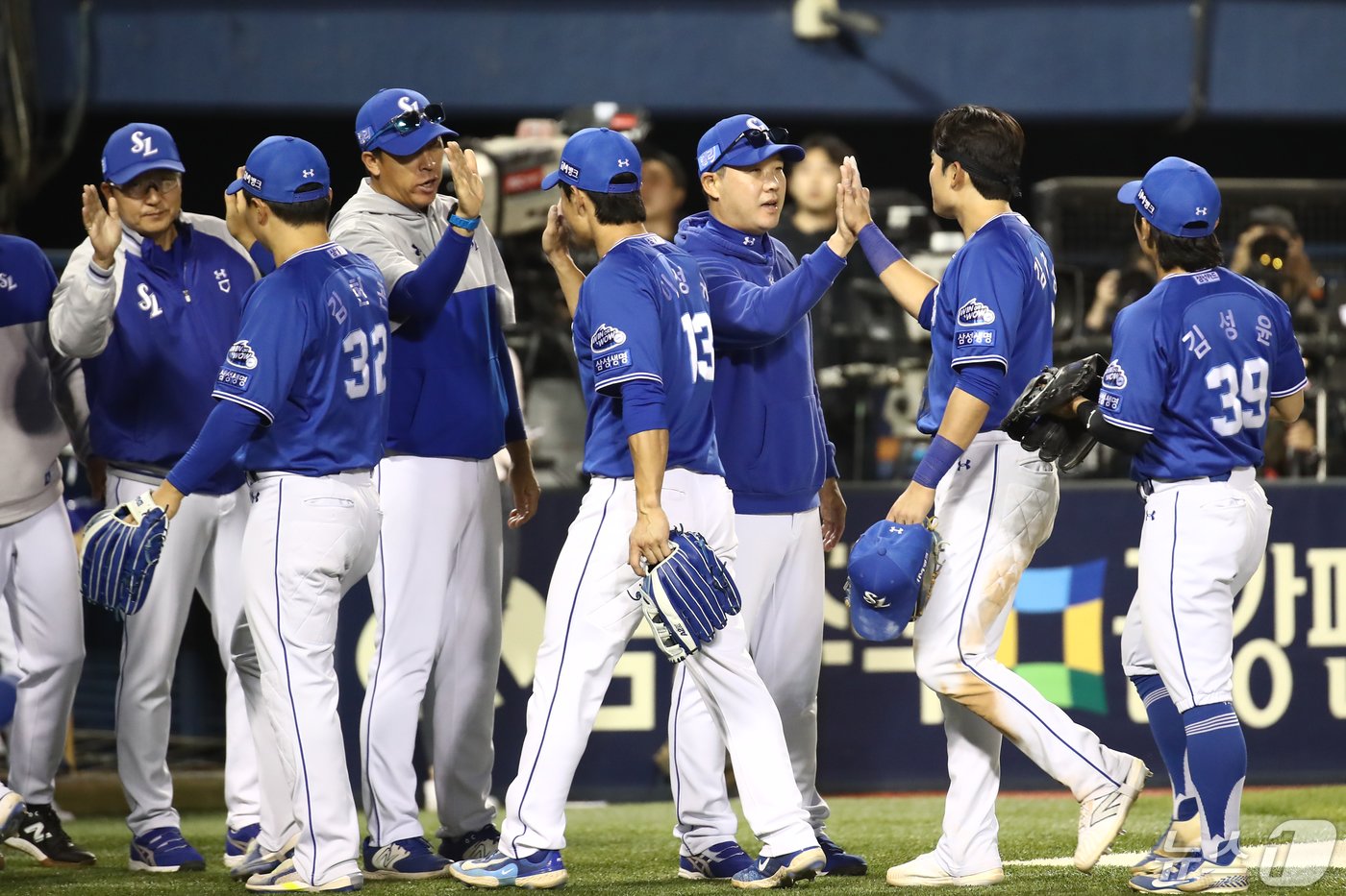 본문 이미지 - 2일 서울 잠실야구장에서 열린 프로야구 2024 신한 SOL Bank KBO리그 삼성 라이온즈와 두산 베어스의 경기, 4대 2로 승리를 거둔 삼성 박진만 감독이 선수들을 격려하고 있다. 2024.5.2/뉴스1 ⓒ News1 이광호 기자