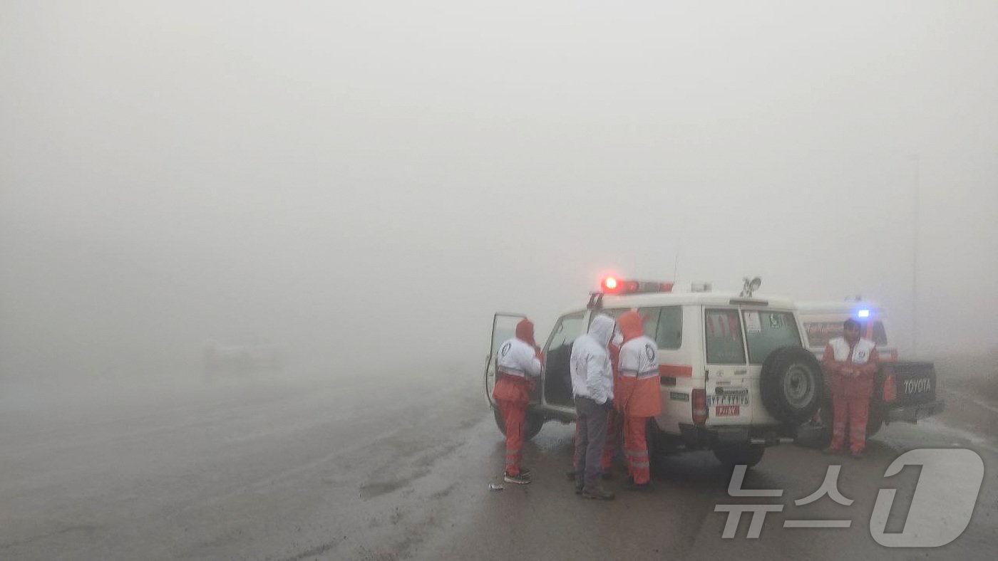 본문 이미지 - 에브라힘 라이시 이란 대통령이 탑승한 헬리콥터가 19일(현지시간) 추락한 가운데, 수색대원들이 현장에 급파됐다. 2024.05.19. ⓒ 로이터=뉴스1 ⓒ News1 정윤영 기자