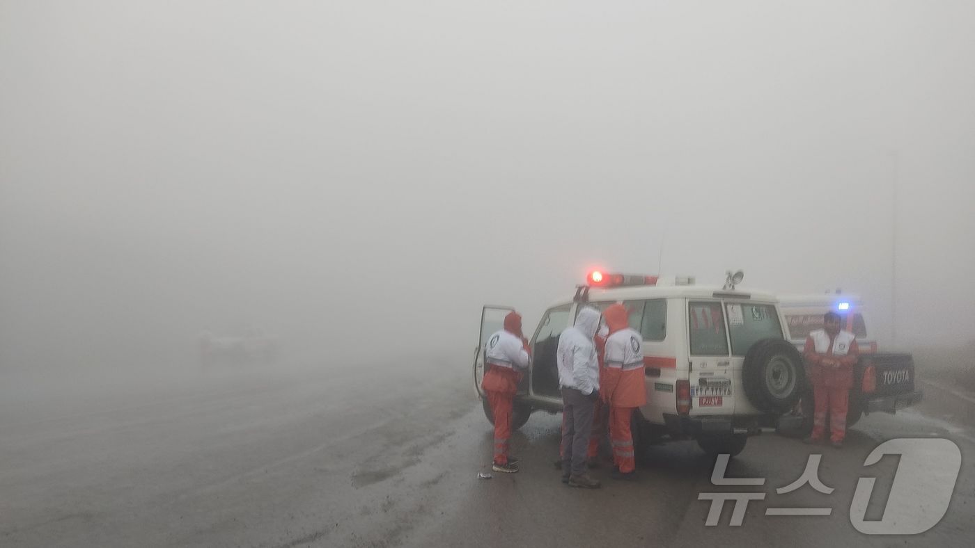 본문 이미지 - 에브라힘 라이시 이란 대통령이 탑승한 헬리콥터가 19일&#40;현지시간&#41; 동아제르바이잔주 브라진과 아르데리쉬 사이 디즈마르 산악 지역에 불시착해 수색대원들이 수색을 벌이고 있다. 2024.05.19. ⓒ AFP=뉴스1