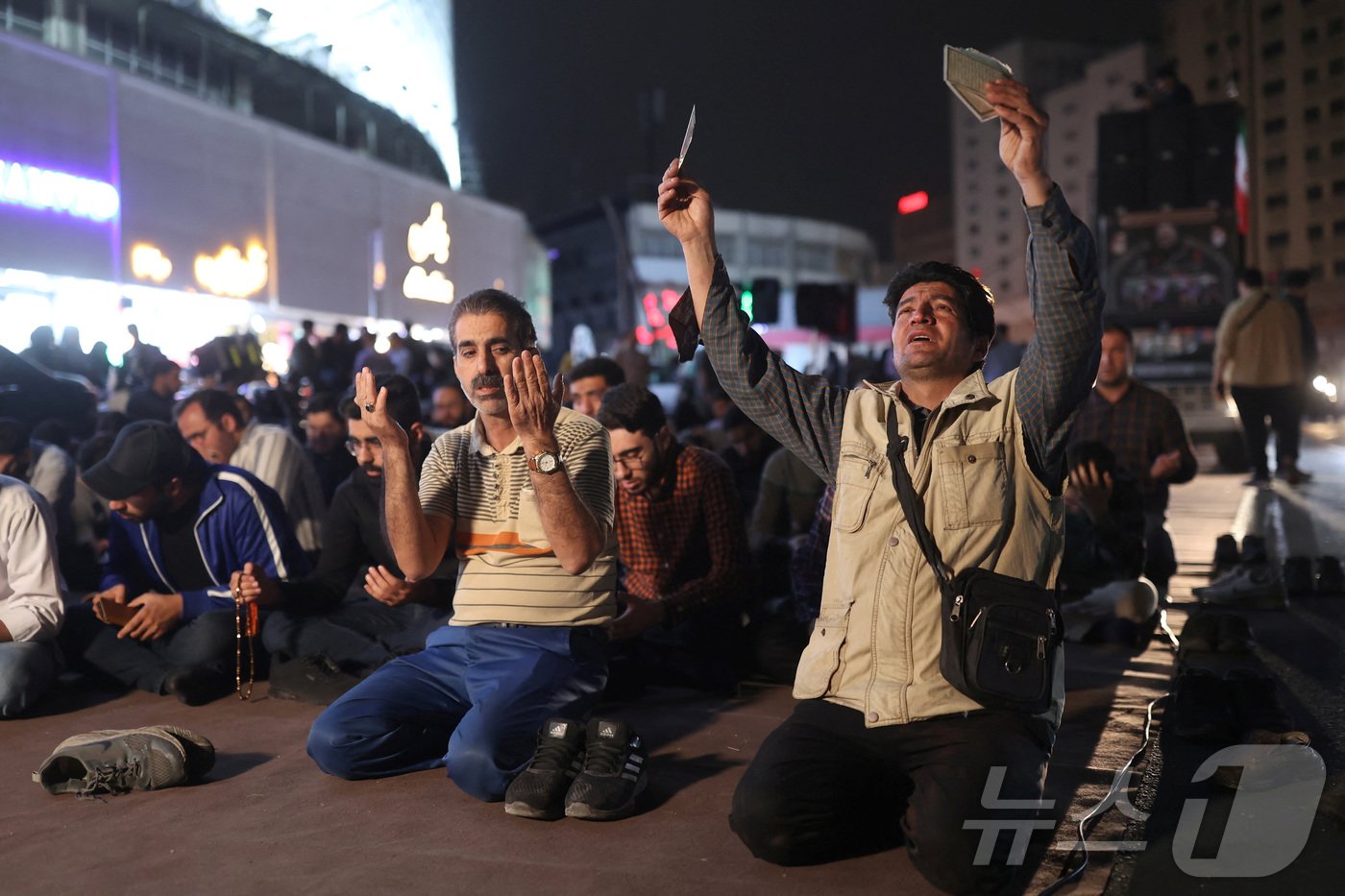 본문 이미지 - 19일&#40;현지시간&#41; 이란 수도 테헤란에서 시민들이 추락한 헬기에 탑승하고 있던 라이시 대통령의 무사 귀환을 빌고 있다. 2024.5.20 ⓒ 로이터=뉴스1