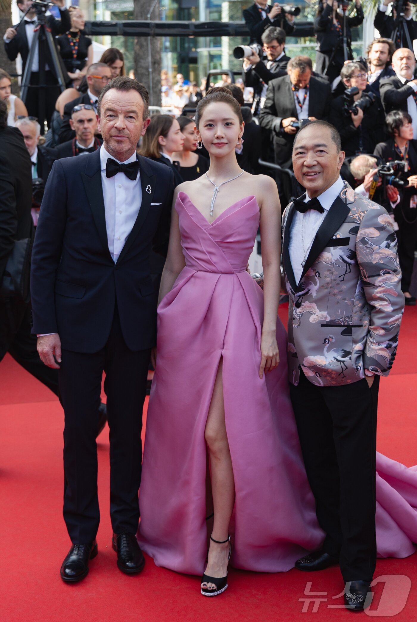 본문 이미지 - 19일(현지 시간) 프랑스 남부 도시 칸 '팔레 데 페스티발’(Palais des Festival) 뤼미에르 대극장에서 제77회 칸 국제영화제 비경쟁 부문 영화 '호라이즌: 언 아메리칸 사가' 시사회가 열려 주얼리 브랜드 키린(Qeelin)의 홍보대사로 초청된 가수 겸 배우 윤아(임윤아)가 레드카펫에 오르고 있다. 2024.5.20/뉴스1 ⓒ News1 이준성 기자