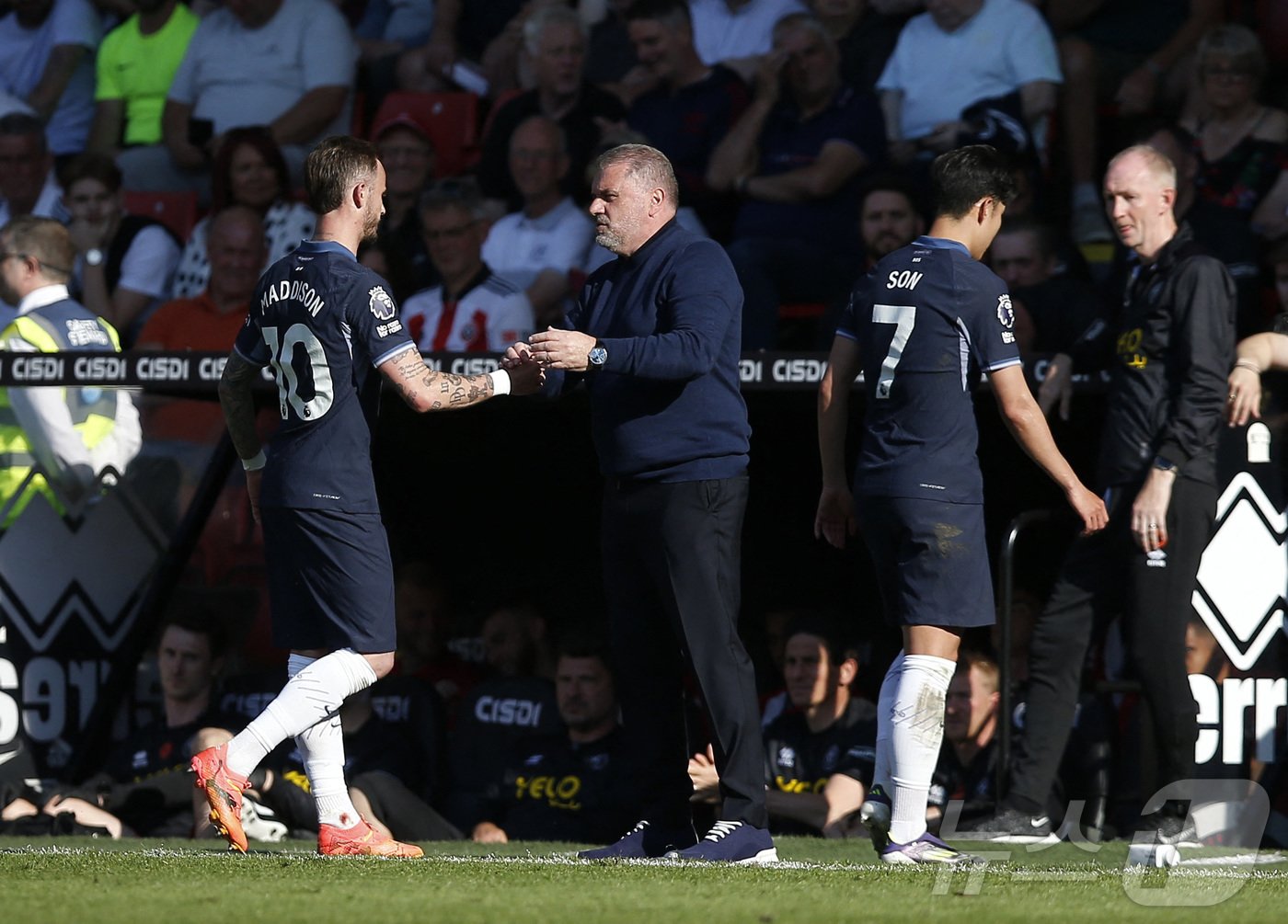 본문 이미지 - 토트넘 홋스퍼의 손흥민이 19일(현지시간) 영국 셰필드의 브래몰 레인에서 열린 EPL 셰필드 유나이티드와 경기 중 통산 3번째 10골-10도움을 달성한 뒤 제임스 매디슨과 함께 교체되고 있다. 2024.05.20 ⓒ 로이터=뉴스1 ⓒ News1 우동명 기자