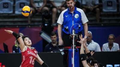 본문 이미지 - 여자 배구 대표팀 정지윤이 20일 열린 VNL 태국과의 경기에서 공격을 시도하고 있다. (VNL 홈페이지 캡처)