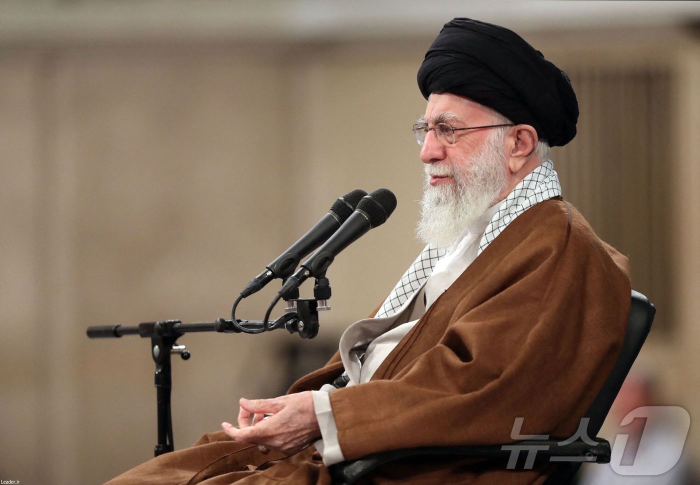 본문 이미지 - 아야톨라 알리 하메네이 이란 최고 지도자가 19일(현지시간) 테헤란에서 혁명 수비대원들과 모임서 에브라힘 라이시 대통령의 헬기 추락 사고에도 “국정 운영에는 아무런 영향이 없을 것이다”라고 밝히고 있다. 2024.05.20 ⓒ AFP=뉴스1 ⓒ News1 우동명 기자