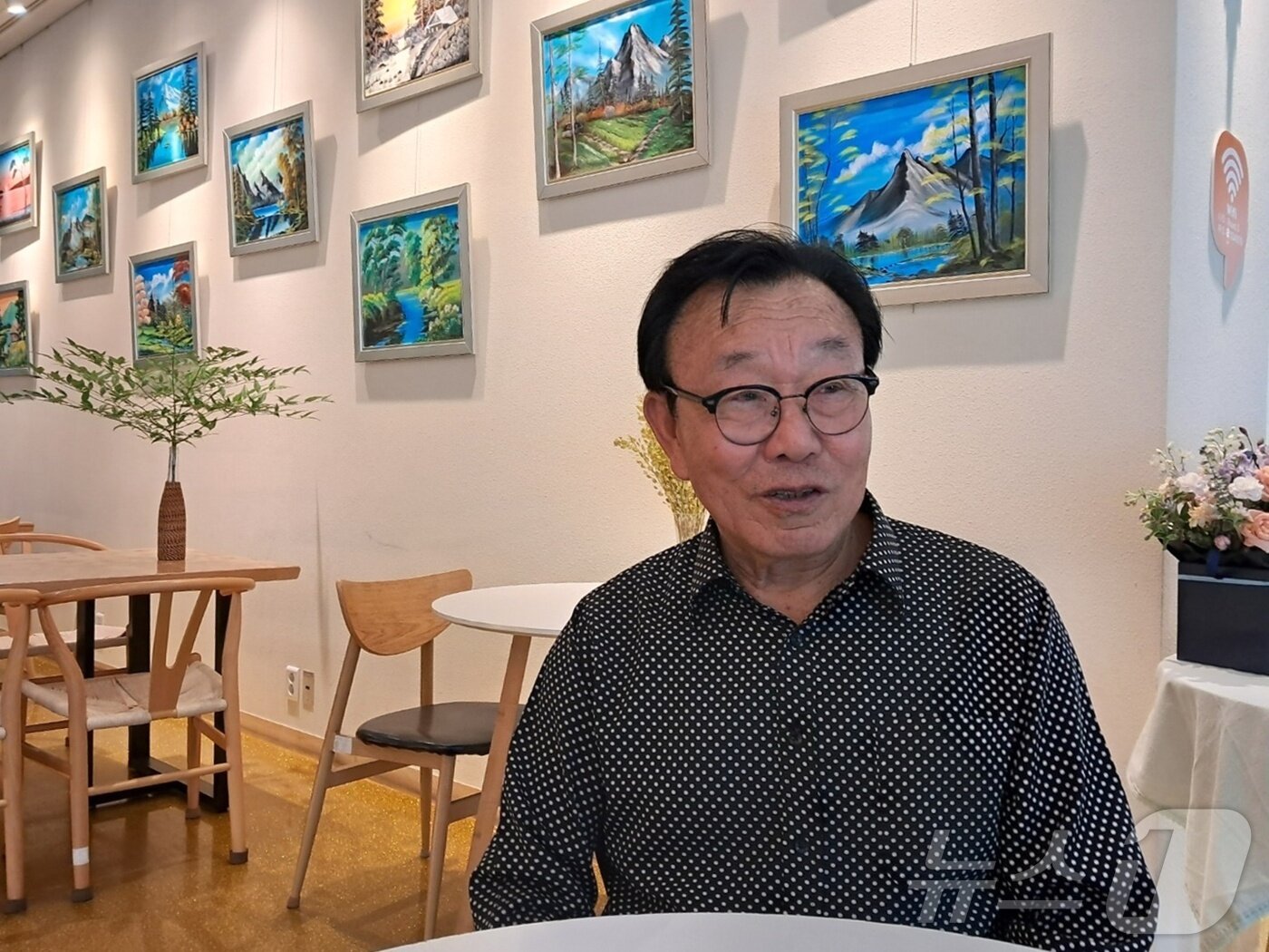 본문 이미지 - 대전 동구행복한어르신복지관에서 유화 작품 전시회 ‘잠자는 나를 깨우다’를 열고 있는 김병국 씨가 자신의 작품에 관해 설명하고 있다. /뉴스1 ⓒNews1 최일 기자
