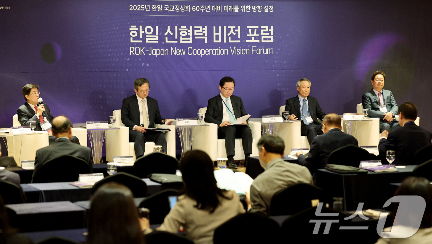 (서울=뉴스1) 장수영 기자 = 20일 오전 서울 중구 롯데호텔에서 열린 한일 신협력 비전 포럼에서 '한일관계의 현 단계와 미래 비전'을 주제로 라운드테이블이 진행되고 있다.왼쪽부 …