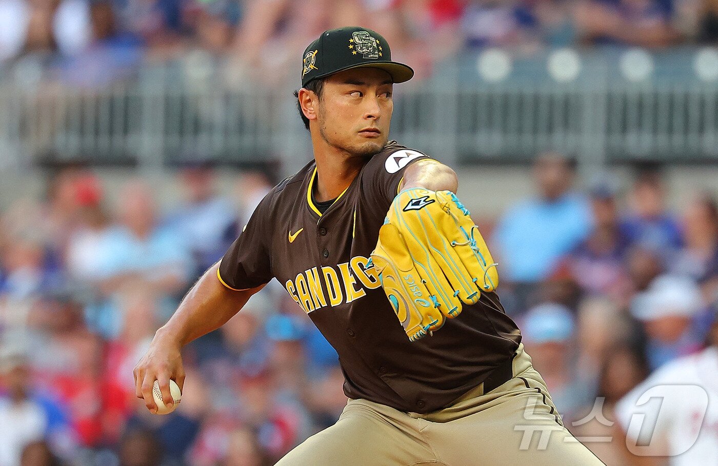 본문 이미지 - 샌디에이고 파드리스 투수 다르빗슈 유가 20일(한국시간) 열린 2024 메이저리그 애틀랜타 브레이브스전에 선발 등판해 역투하고 있다.이날 승리로 다르빗슈는 미일 통산 200승을 달성했다. ⓒ AFP=뉴스1