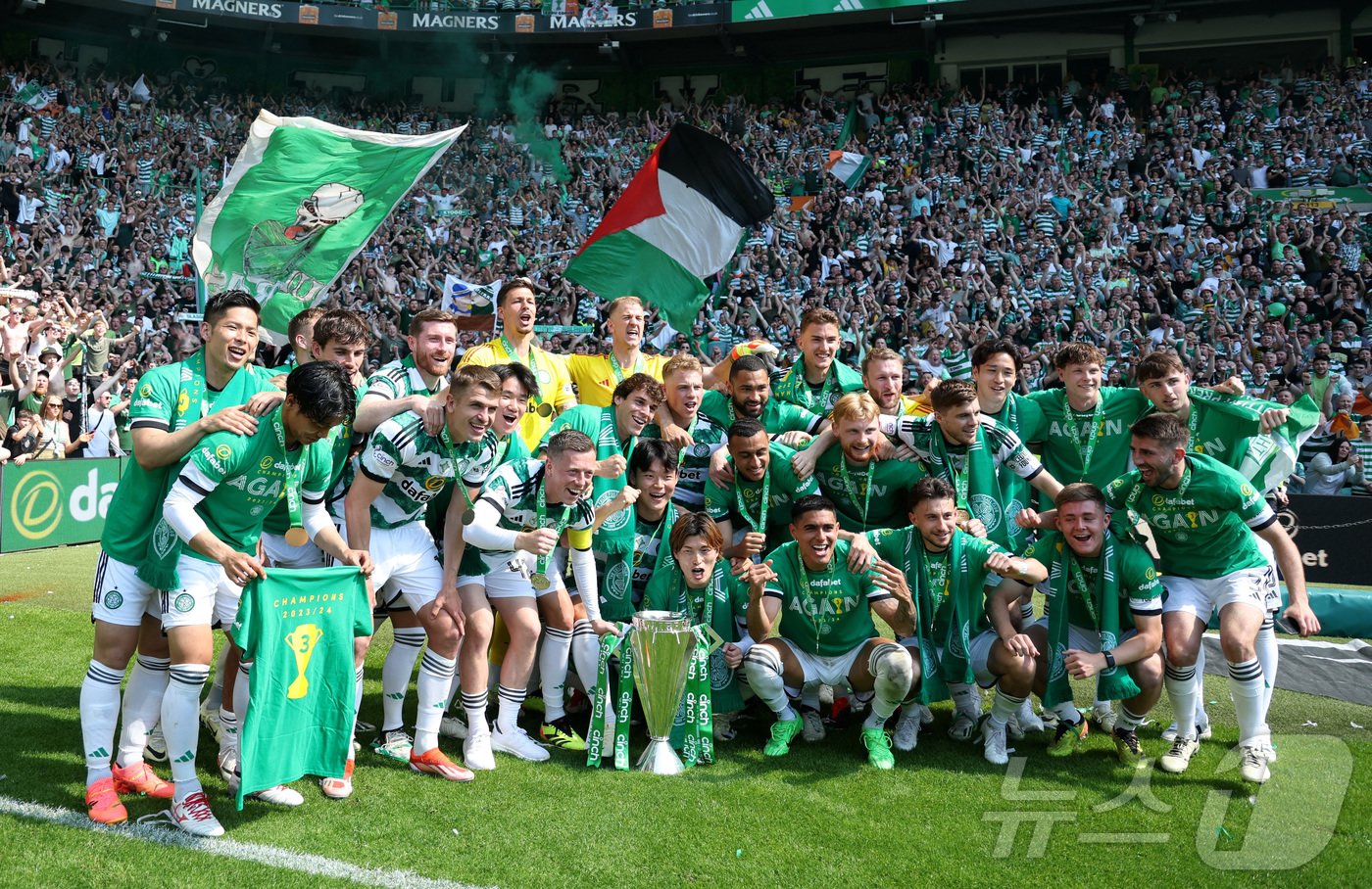 본문 이미지 - 우승 후 기뻐하는 셀틱 선수단 ⓒ 로이터=뉴스1