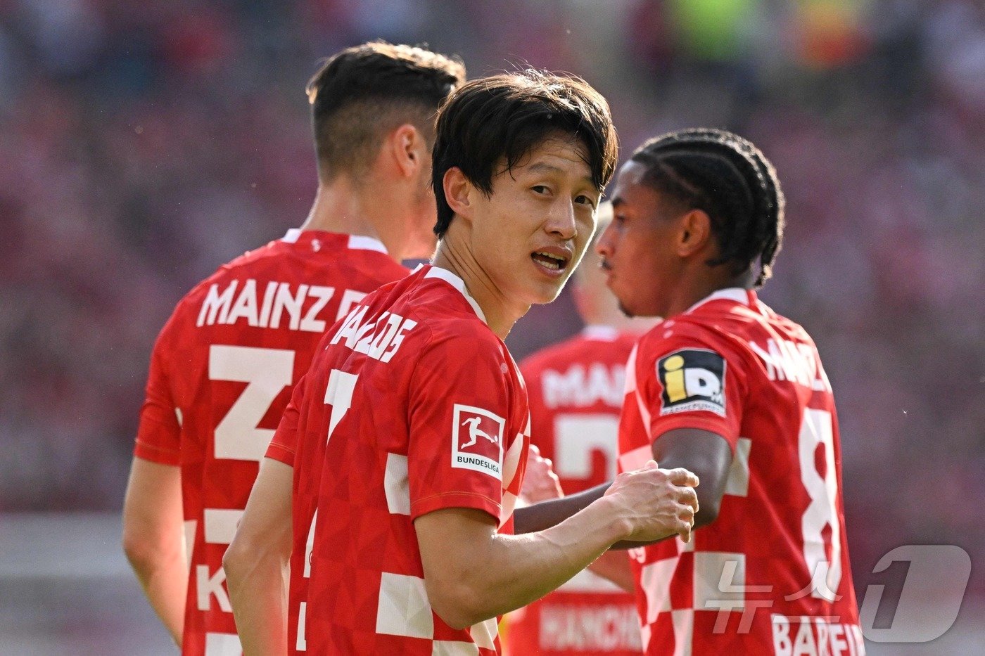 본문 이미지 - 잔류의 일등공신이된 이재성(가운데) ⓒ AFP=뉴스1