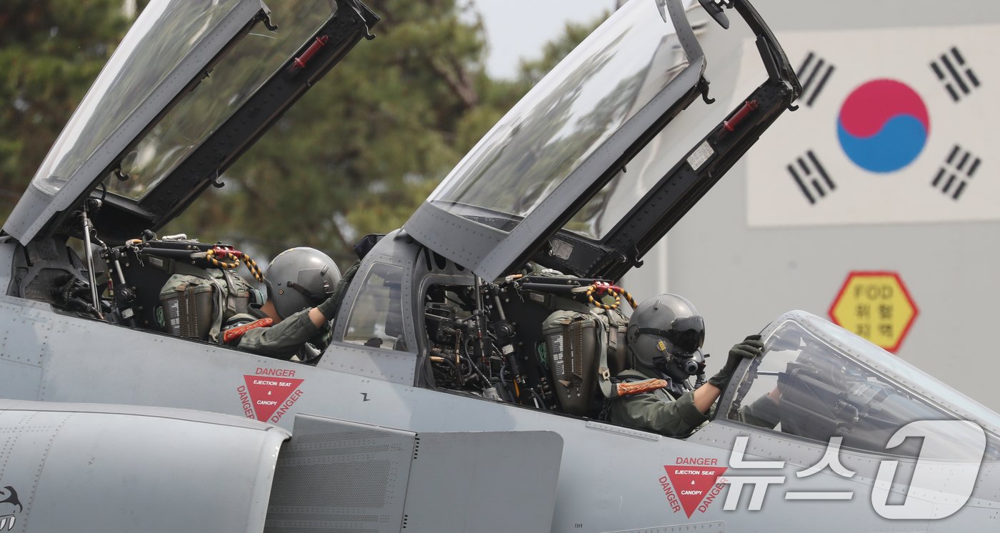 본문 이미지 - 퇴역을 보름여 앞둔 공군 F-4E 팬텀 전투기가 20일 경기 수원시 공군 제10전투비행단에서 이륙하기 전 점검을 하고 있다. 2024.5.20/뉴스1 ⓒ News1 김영운 기자