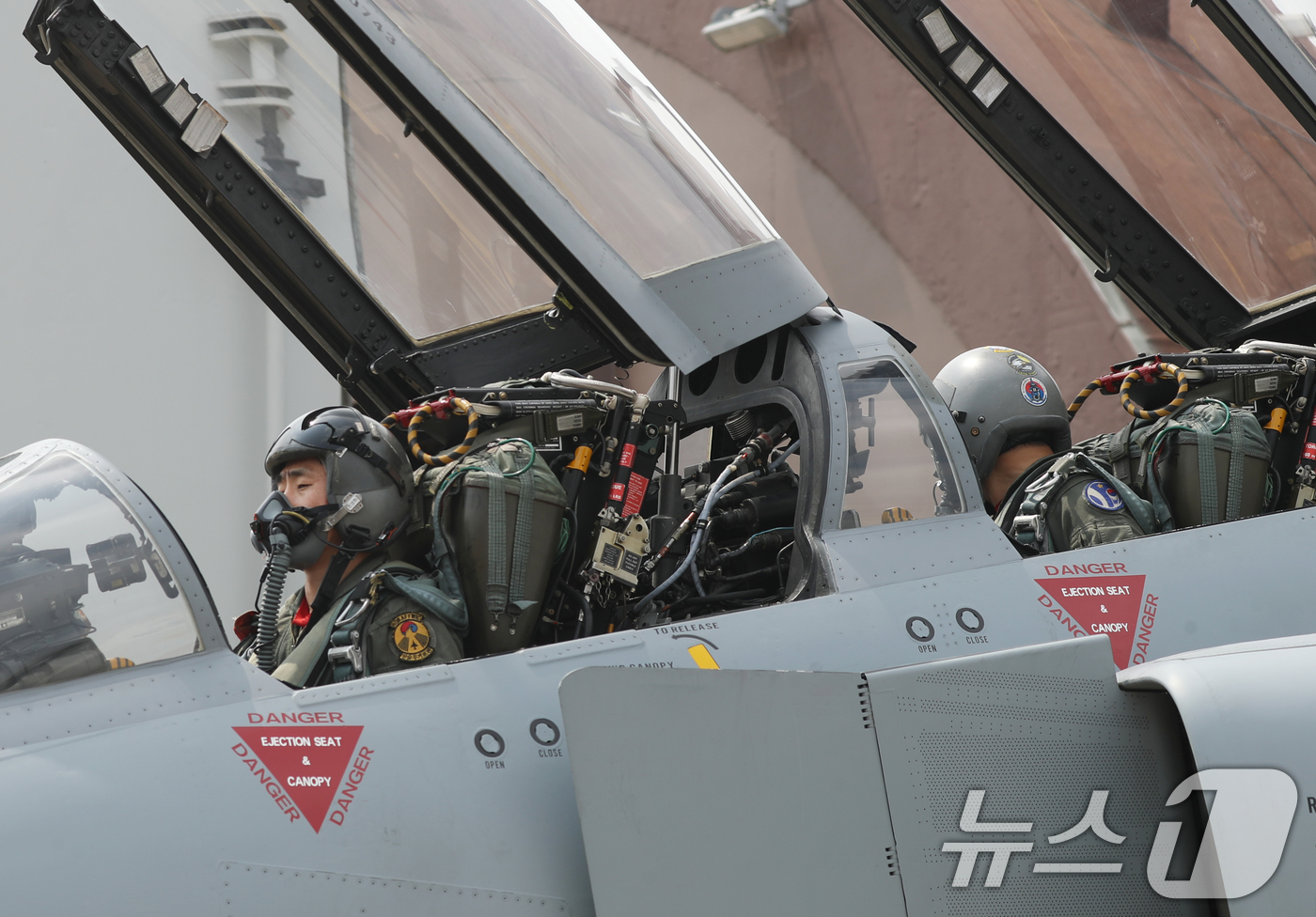 (수원=뉴스1) 김영운 기자 = 퇴역을 보름여 앞둔 공군 F-4E 팬텀 전투기가 20일 경기 수원시 공군 제10전투비행단에서 이륙하기 전 점검을 하고 있다. 2024.5.20/뉴스 …