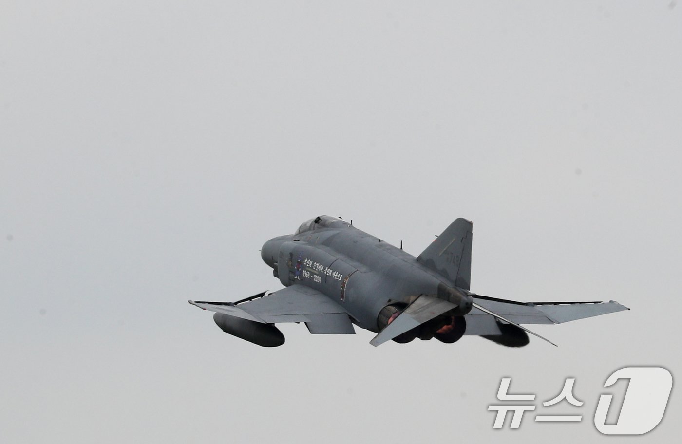 본문 이미지 - 퇴역을 보름여 앞둔 공군 F-4E 팬텀 전투기가 20일 경기 수원시 공군 제10전투비행단에서 이륙을 하고 있다. 2024.5.20/뉴스1 ⓒ News1 김영운 기자
