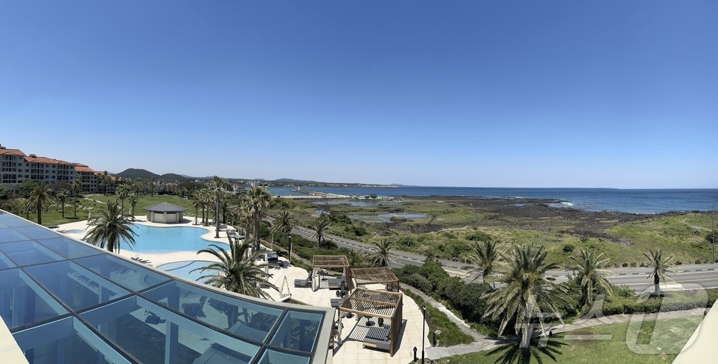 본문 이미지 - 해비치 리조트 제주 객실에서 바라 본 표선면의 바다 풍경. ⓒ 뉴스1 김형준 기자