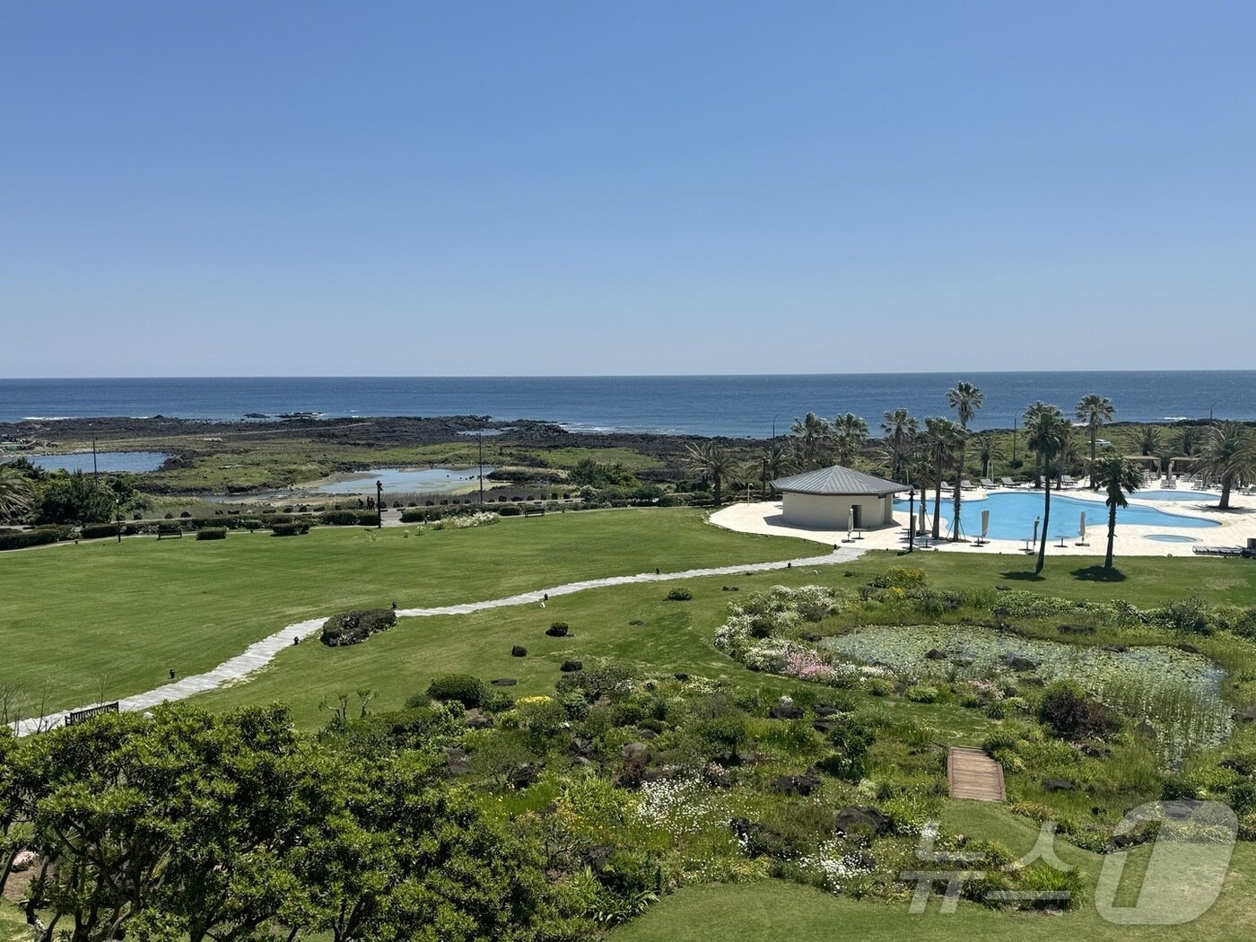 본문 이미지 - 해비치 리조트 제주 객실에서 바라 본 표선면 바다 풍경. ⓒ 뉴스1 김형준 기자