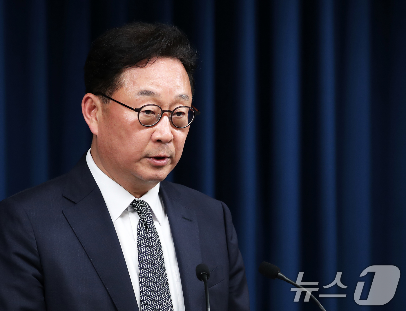 (서울=뉴스1) 오대일 기자 = 왕윤종 국가안보실 제3차장이 20일 용산 대통령실 청사에서 AI정상회의 관련 브리핑을 하고 있다. 2024.5.20/뉴스1