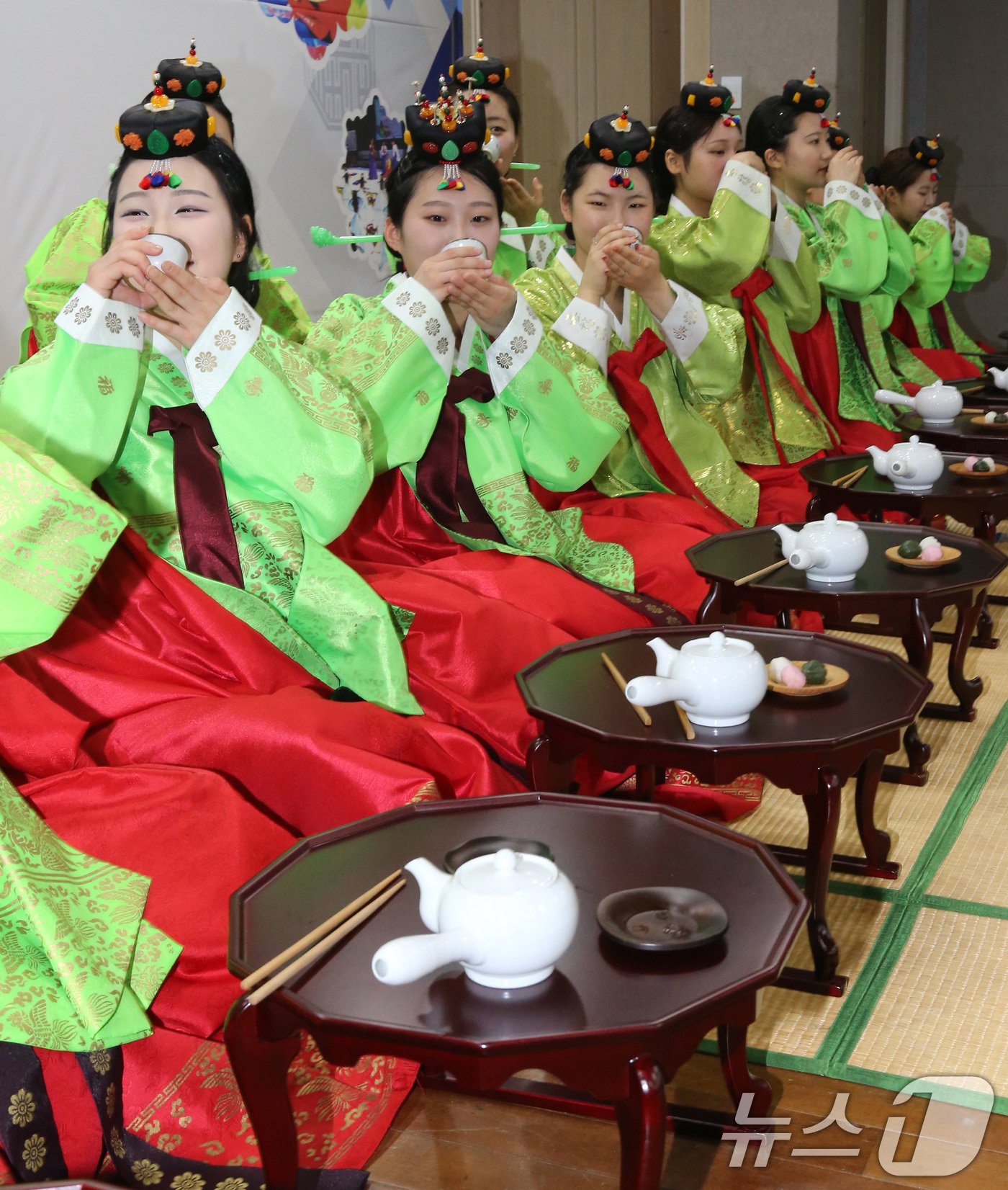 본문 이미지 - 제52회 성년의 날을 맞아 20일 대전 동구문화원에서 열린 전통 성년례 행사에서 올해 성년을 맞은 대전보건대 학생들이 성년례를 치르고 있다. 전통성년례란 관혼상제(冠婚喪祭)의 시작인 관(冠)에 해당하는 의식으로, 성년을 기념하는 자리다. 2024.5.20/뉴스1 ⓒ News1 김기태 기자