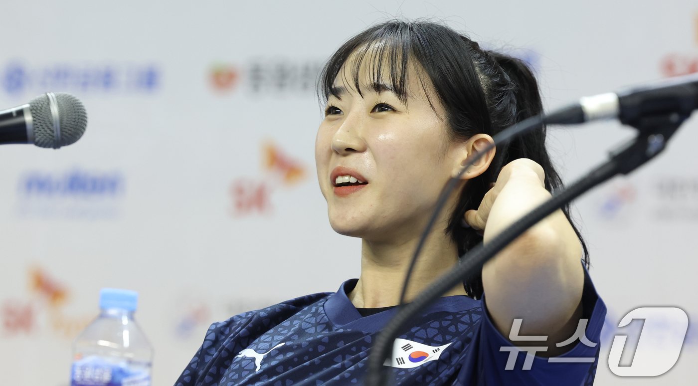 본문 이미지 - 신은주 대한민국 여자핸드볼 국가대표 선수단 주장이 20일 충청북도 진천군 진천국가대표선수촌에서 열린 선수단 훈련 개시 미디어데이 행사에서 각오를 밝히고 있다. 여자 핸드볼팀은 올해 파리 올림픽에 단체 구기 종목으로는 우리나라에서 유일하게 본선 진출에 성공했다. 2024.5.20/뉴스1 ⓒ News1 김명섭 기자