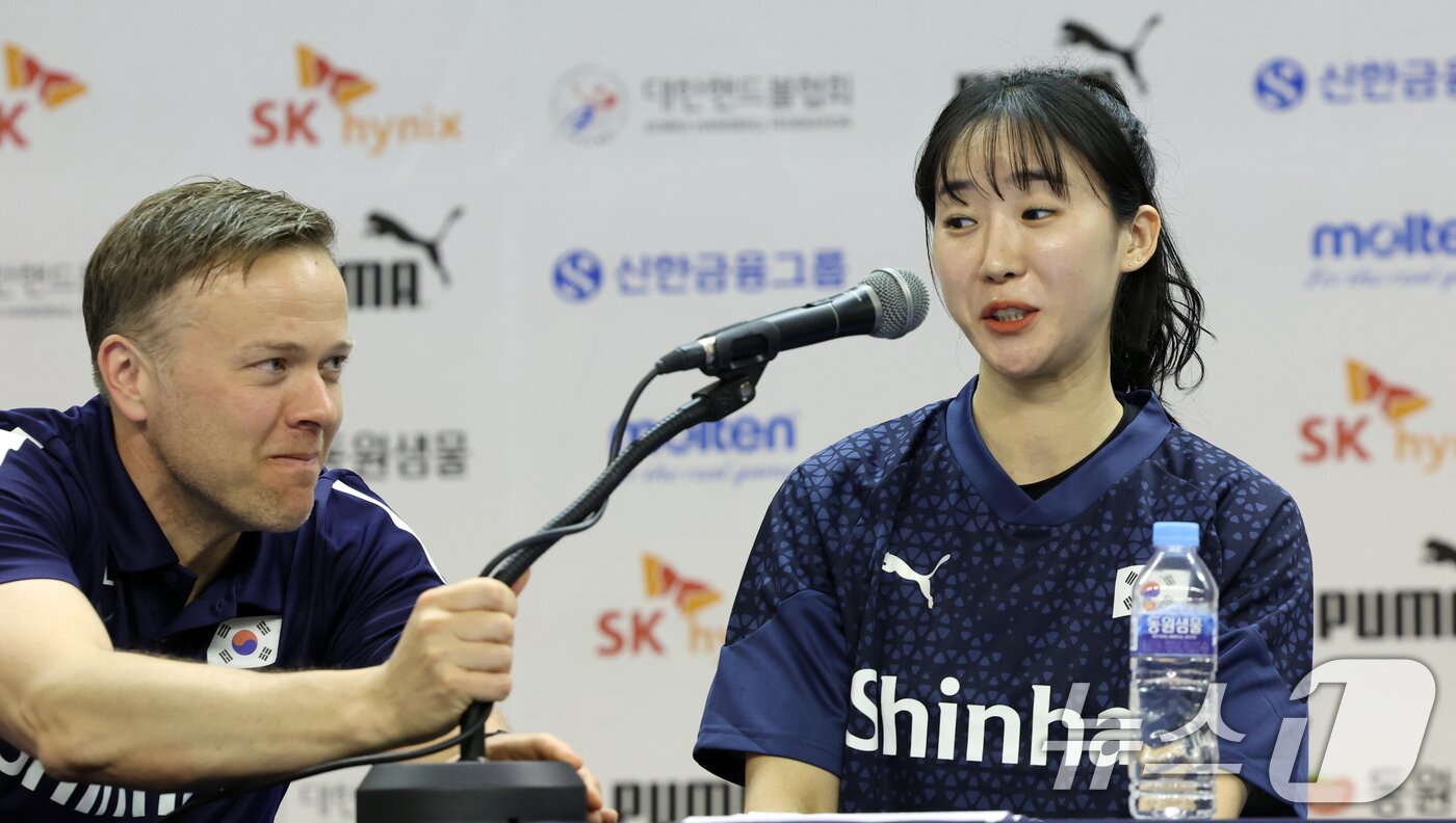 본문 이미지 - 신은주 대한민국 여자핸드볼 국가대표 선수단 주장이 20일 충청북도 진천군 진천국가대표선수촌에서 열린 선수단 훈련 개시 미디어데이 행사에서 각오를 밝히고 있다. 여자 핸드볼팀은 올해 파리 올림픽에 단체 구기 종목으로는 우리나라에서 유일하게 본선 진출에 성공했다. 2024.5.20/뉴스1 ⓒ News1 김명섭 기자