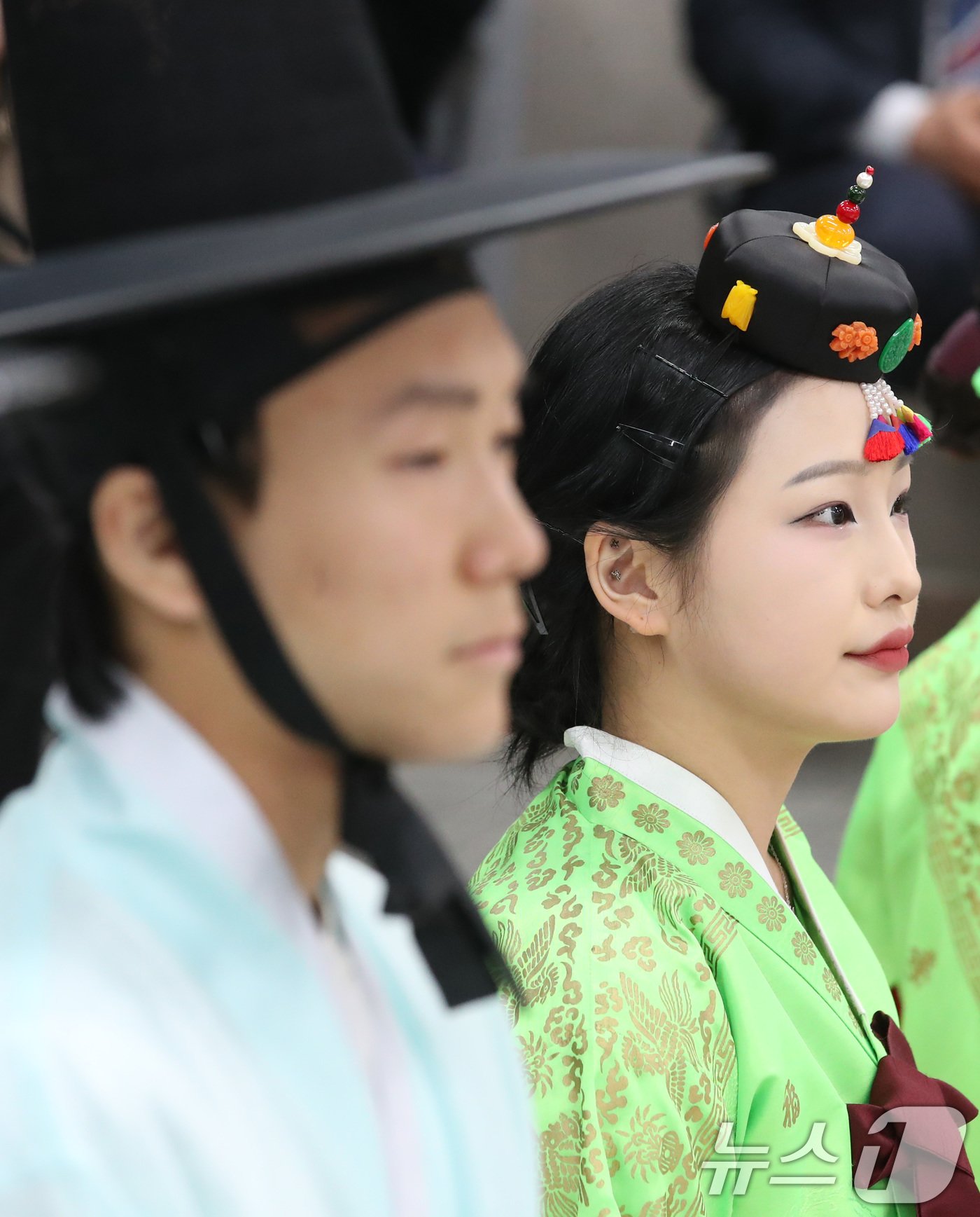 본문 이미지 - 제52회 성년의 날을 맞아 20일 대전 동구문화원에서 열린 전통 성년례 행사에서 올해 성년을 맞은 대전보건대 학생들이 성년례를 치르고 있다.  2024.5.20/뉴스1 ⓒ News1 김기태 기자