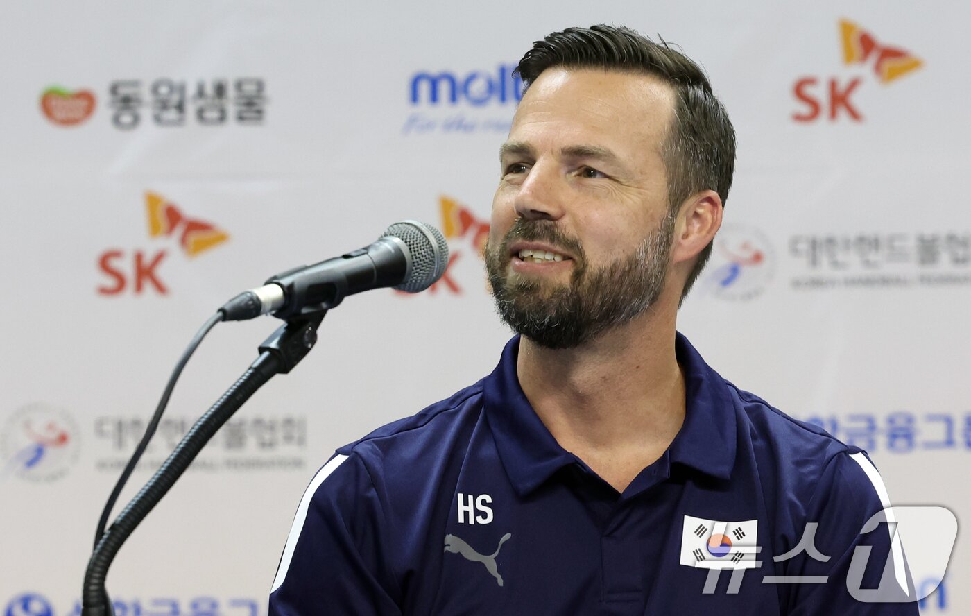 본문 이미지 - 헨리크 시그넬(스웨덴) 대한민국 여자핸드볼 국가대표 선수단 감독이 20일 충청북도 진천군 진천국가대표선수촌에서 열린 선수단 훈련 개시 미디어데이 행사에서 출사표를 밝히고 있다. 여자 핸드볼팀은 올해 파리 올림픽에 단체 구기 종목으로는 우리나라에서 유일하게 본선 진출에 성공했다. 2024.5.20/뉴스1 ⓒ News1 김명섭 기자