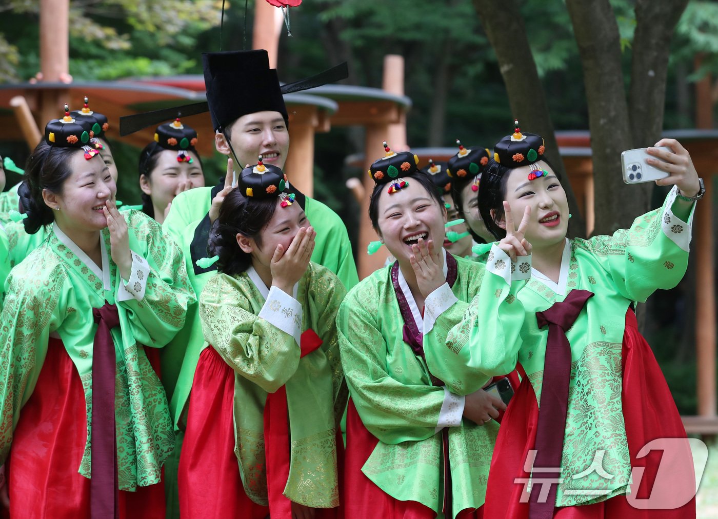 제52회 성년의 날을 맞아 20일 대전 동구문화원에서 열린 전통 성년례 행사에서 올해 성년을 맞은 대전보건대 학생들이 성년례를 치르고 셀피 촬영을 하고 있다. 2024.5.20/뉴스1 ⓒ News1 김기태 기자