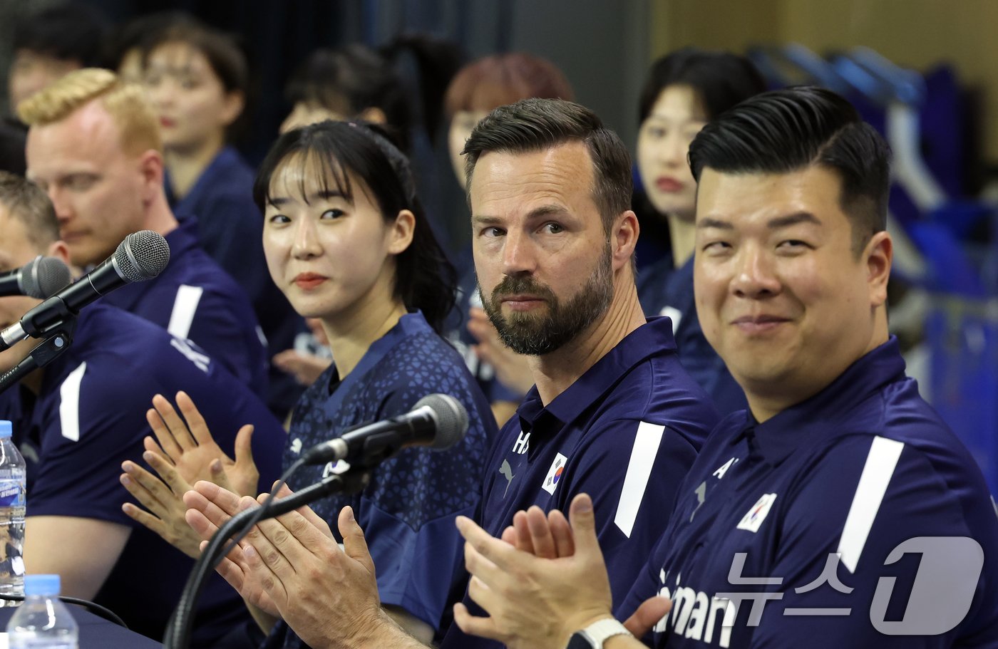 본문 이미지 - 헨리크 시그넬(스웨덴) 대한민국 여자핸드볼 국가대표 선수단 감독과 선수들이 20일 충청북도 진천군 진천국가대표선수촌에서 열린 선수단 훈련 개시 미디어데이 행사에서 손뼉을 치고 있다.  2024.5.20/뉴스1 ⓒ News1 김명섭 기자