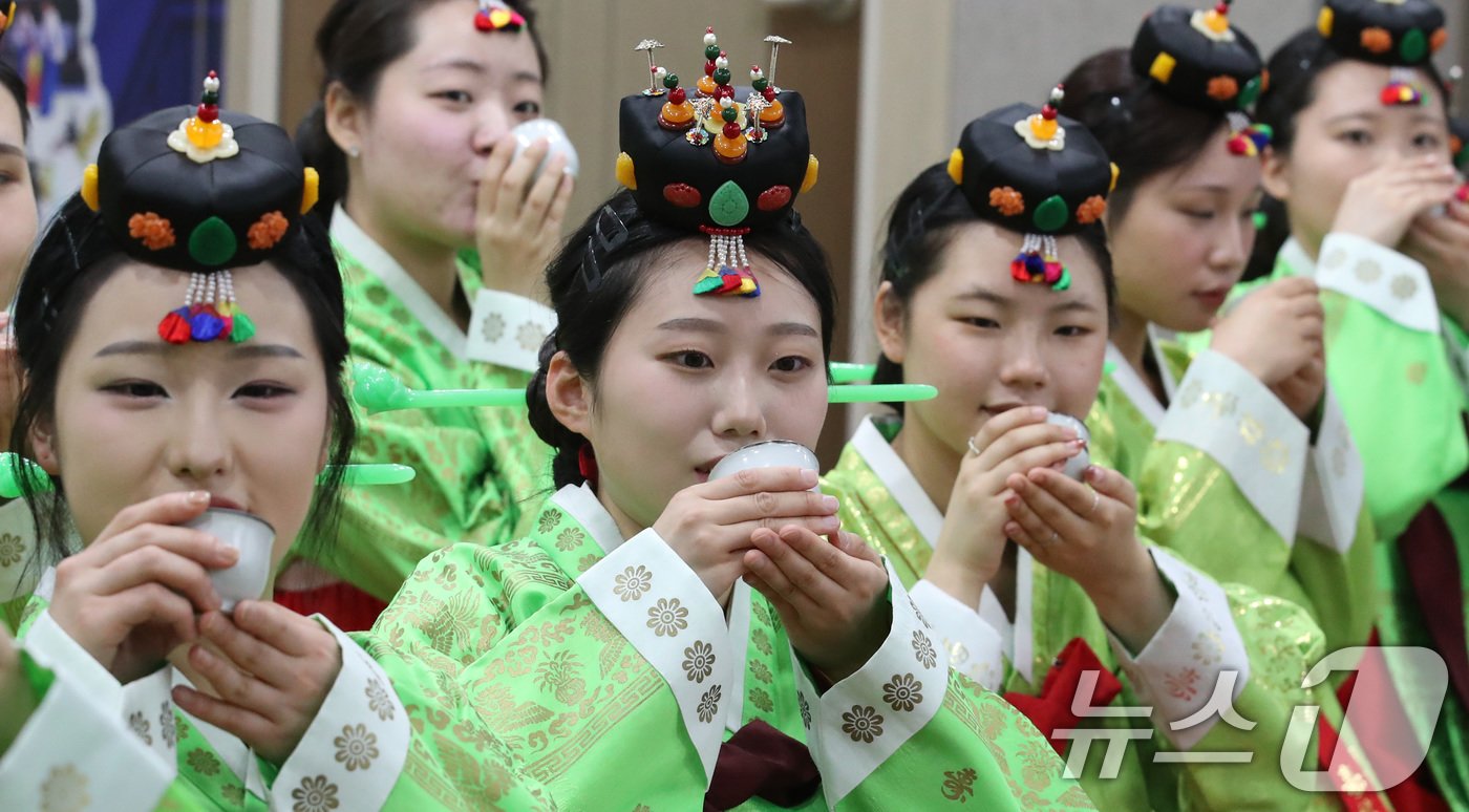 제52회 성년의 날을 맞아 20일 대전 동구문화원에서 열린 전통 성년례 행사에서 올해 성년을 맞은 대전보건대 학생들이 성년례를 치르고 있다. 2024.5.20/뉴스1 ⓒ News1 김기태 기자