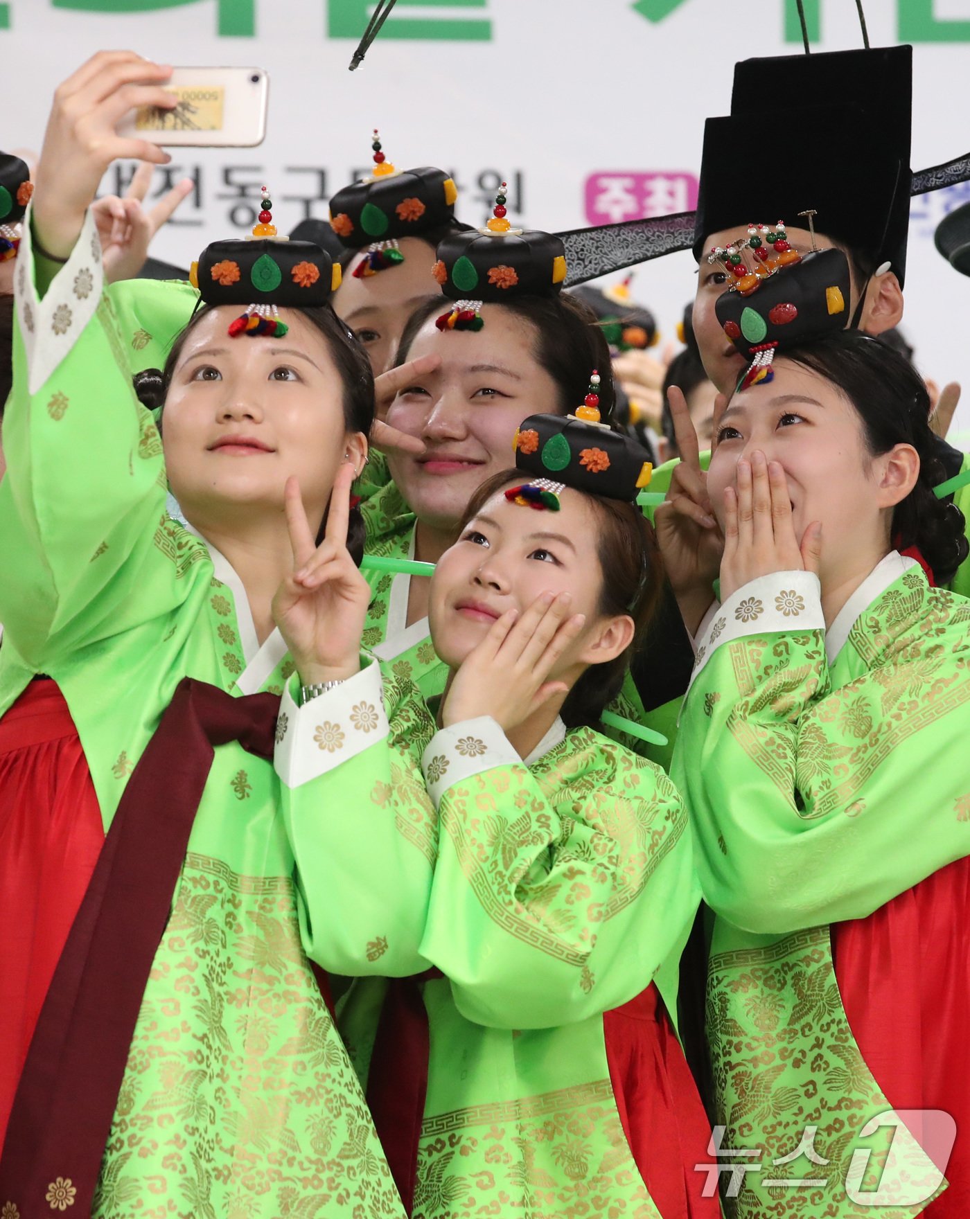 본문 이미지 - 제52회 성년의 날을 맞아 20일 대전 동구문화원에서 열린 전통 성년례 행사에서 올해 성년을 맞은 대전보건대 학생들이 성년례를 치르고 셀피 촬영을 하고 있다. 2024.5.20/뉴스1 ⓒ News1 김기태 기자