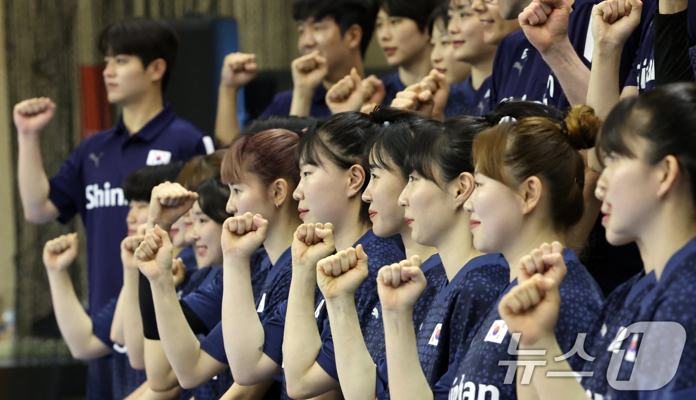 헨리크 시그넬&#40;스웨덴&#41; 대한민국 여자핸드볼 국가대표 감독과 선수들 2024.5.20/뉴스1 ⓒ News1 김명섭 기자