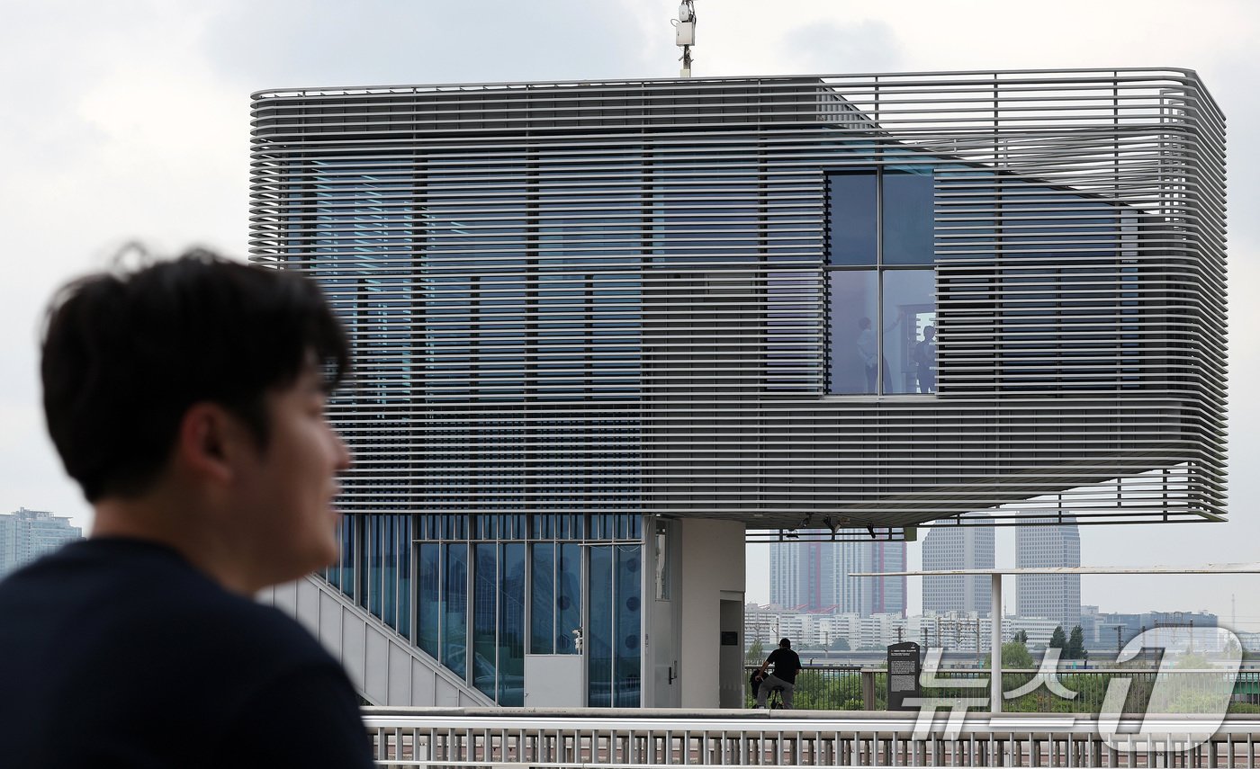 본문 이미지 - 오는 7월 오픈을 앞둔 20일 오후 서울 한강대교 상부에 위치한 '다리 위 전망호텔' 앞으로 시민들이 지나가고 있다. 2024.5.20/뉴스1 ⓒ News1 박지혜 기자