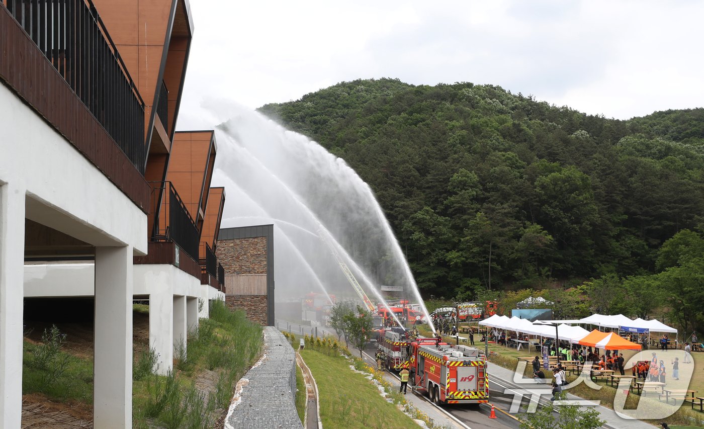 본문 이미지 - 20일 오후 경기 화성시 무봉산자연휴양림에서 열린 '2024년 화성시 재난대응 안전한국훈련'에서 화성소방서와 육군 제51보병사단 및 유관기관 관계자들이 산사태 발생 및 산불 등 복합재난 상황을 가정해 훈련을 진행하고 있다. 2024.5.20/뉴스1 ⓒ News1 김영운 기자