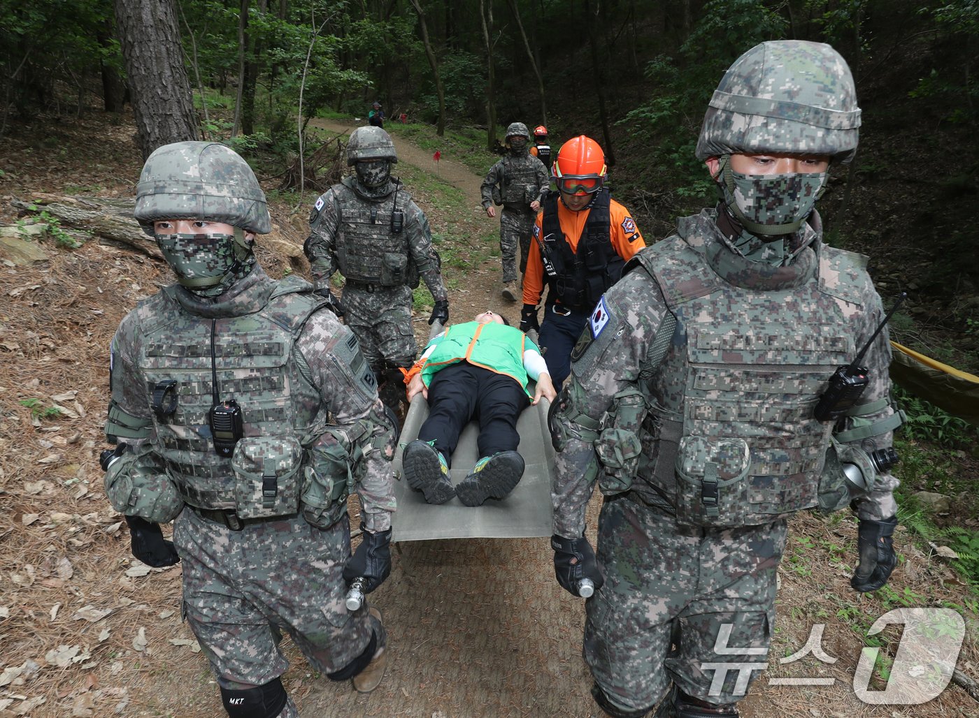 20일 오후 경기 화성시 무봉산자연휴양림에서 열린 &#39;2024년 화성시 재난대응 안전한국훈련&#39;에서 화성소방서와 육군 제51보병사단 및 유관기관 관계자들이 산사태 발생 및 산불 등 복합재난 상황을 가정해 훈련을 진행하고 있다. 2024.5.20/뉴스1 ⓒ News1 김영운 기자