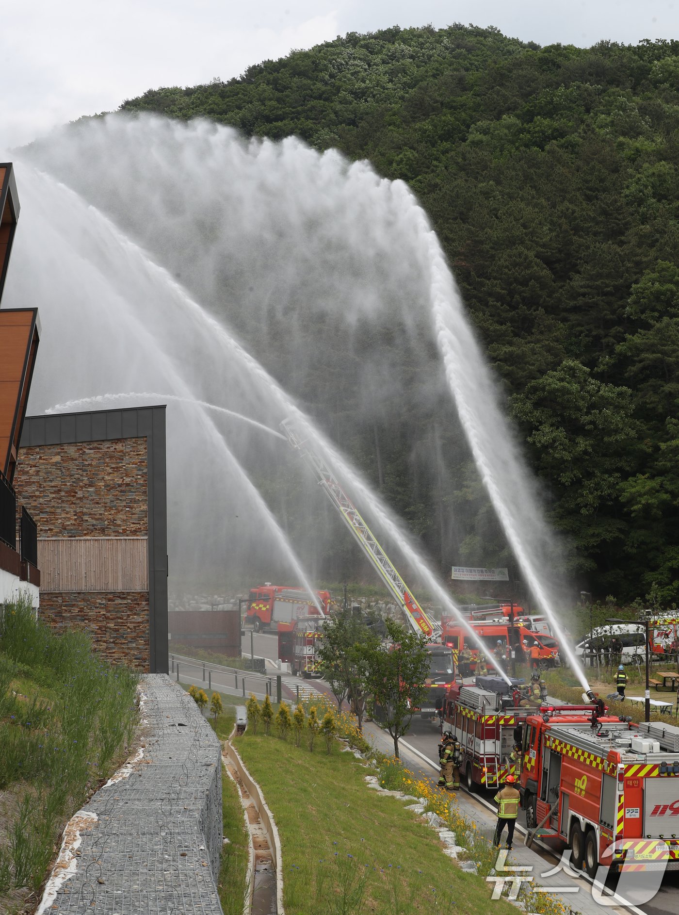 본문 이미지 - 20일 오후 경기 화성시 무봉산자연휴양림에서 열린 '2024년 화성시 재난대응 안전한국훈련'에서 화성소방서와 육군 제51보병사단 및 유관기관 관계자들이 산사태 발생 및 산불 등 복합재난 상황을 가정해 훈련을 진행하고 있다. 2024.5.20/뉴스1 ⓒ News1 김영운 기자