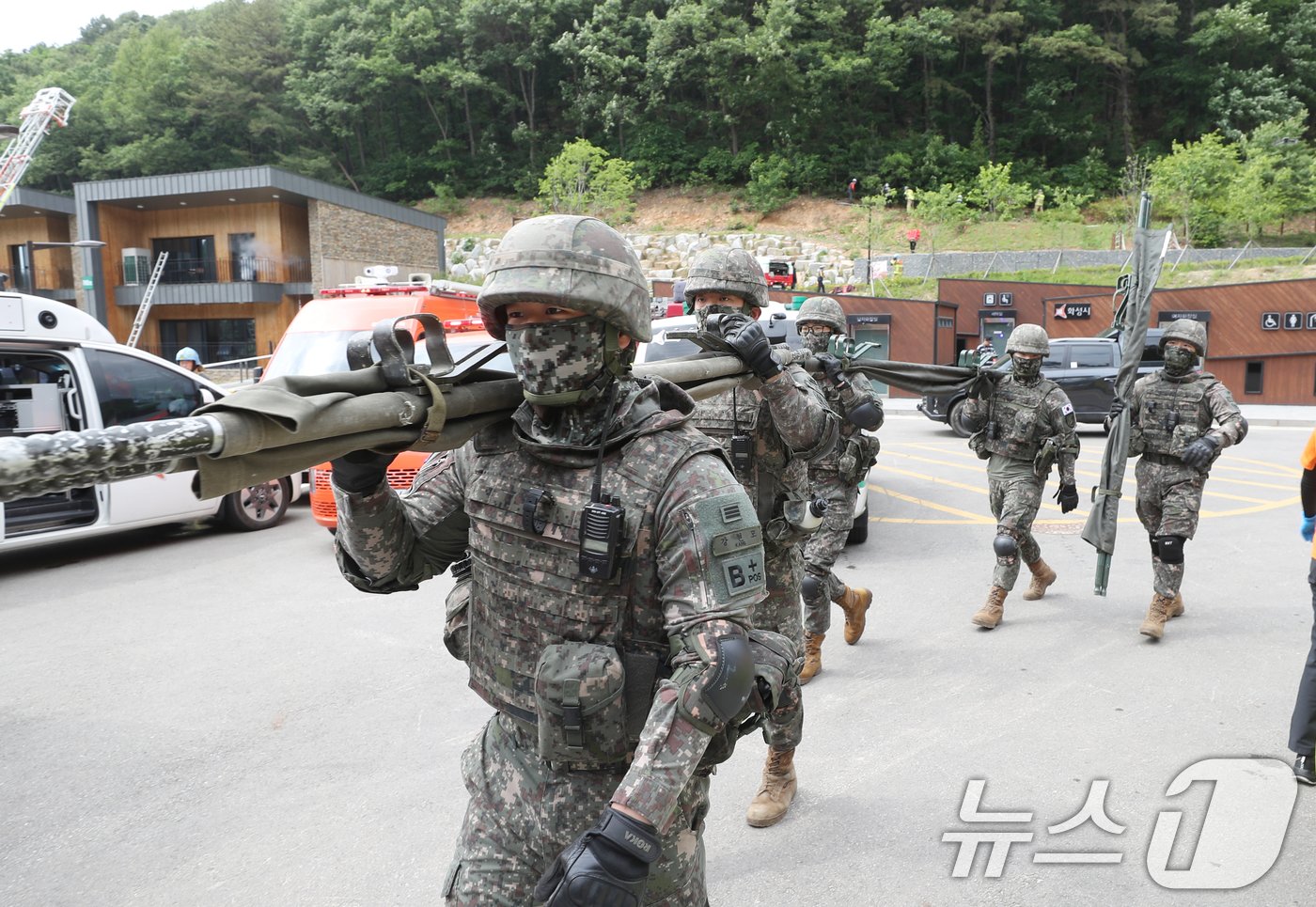 본문 이미지 - 20일 오후 경기 화성시 무봉산자연휴양림에서 열린 '2024년 화성시 재난대응 안전한국훈련'에서 화성소방서와 육군 제51보병사단 및 유관기관 관계자들이 산사태 발생 및 산불 등 복합재난 상황을 가정해 훈련을 진행하고 있다. 2024.5.20/뉴스1 ⓒ News1 김영운 기자