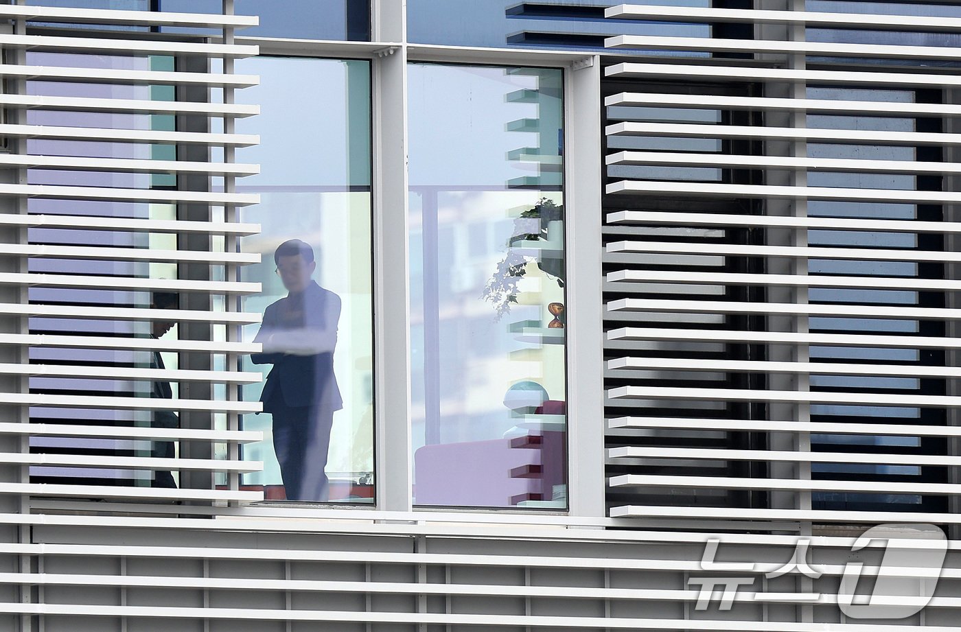 본문 이미지 - 오는 7월 오픈을 앞둔 20일 오후 서울 한강대교 상부에 위치한 '다리 위 전망호텔'에서 관계자들이 사전 점검을 하고 있다. 2024.5.20/뉴스1 ⓒ News1 박지혜 기자