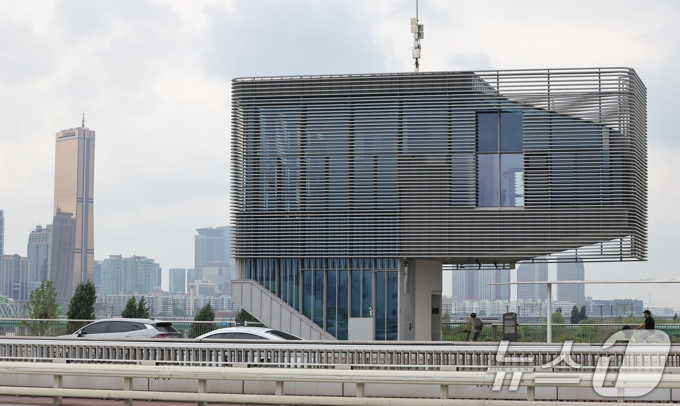 본문 이미지 - 오는 7월 오픈을 앞둔 20일 오후 서울 한강대교 상부에 위치한 '다리 위 전망호텔' 아래로 시민들이 지나가고 있다. 2024.5.20/뉴스1 ⓒ News1 박지혜 기자